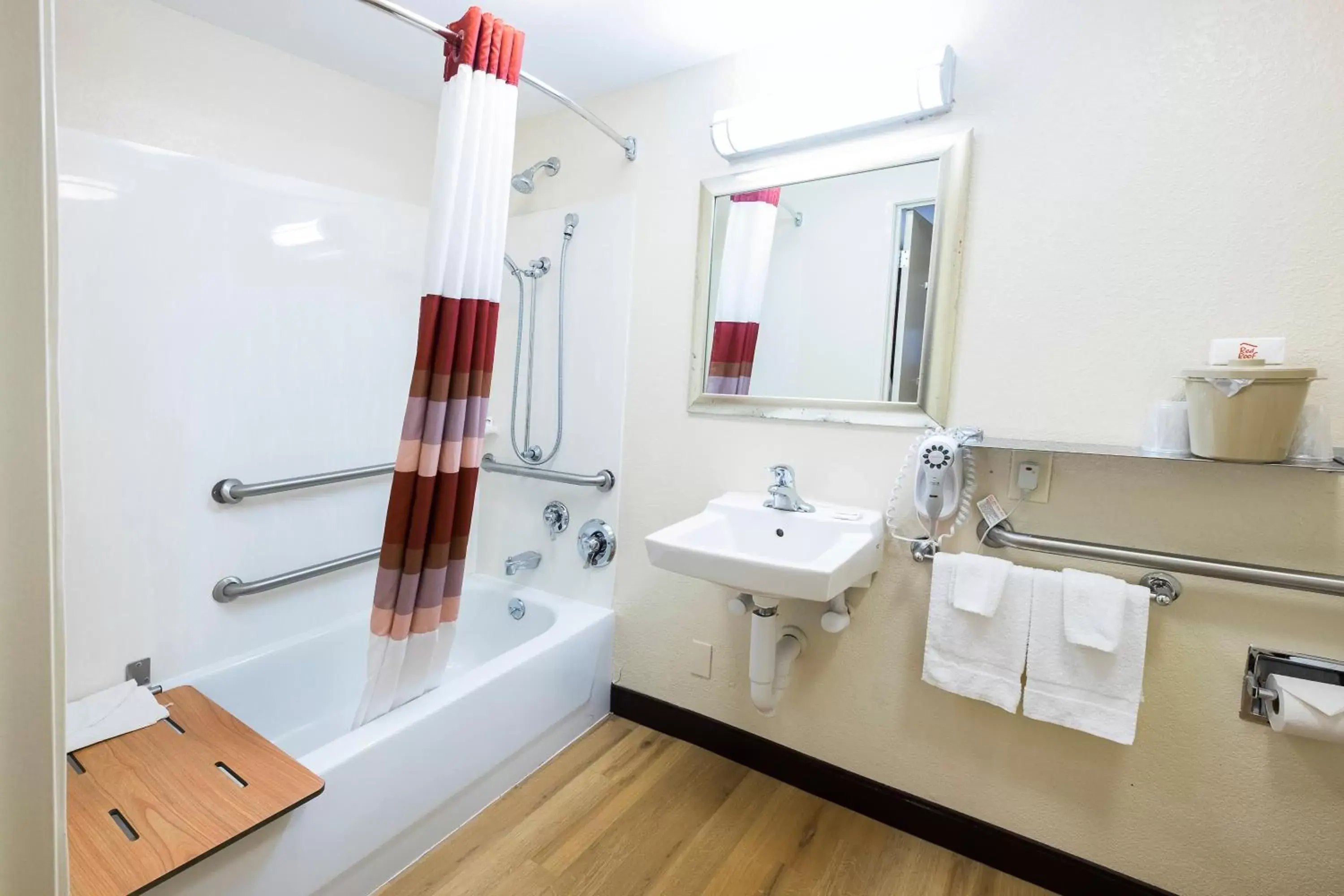 Bathroom in Red Roof Inn Detroit-Rochester Hills/ Auburn Hills