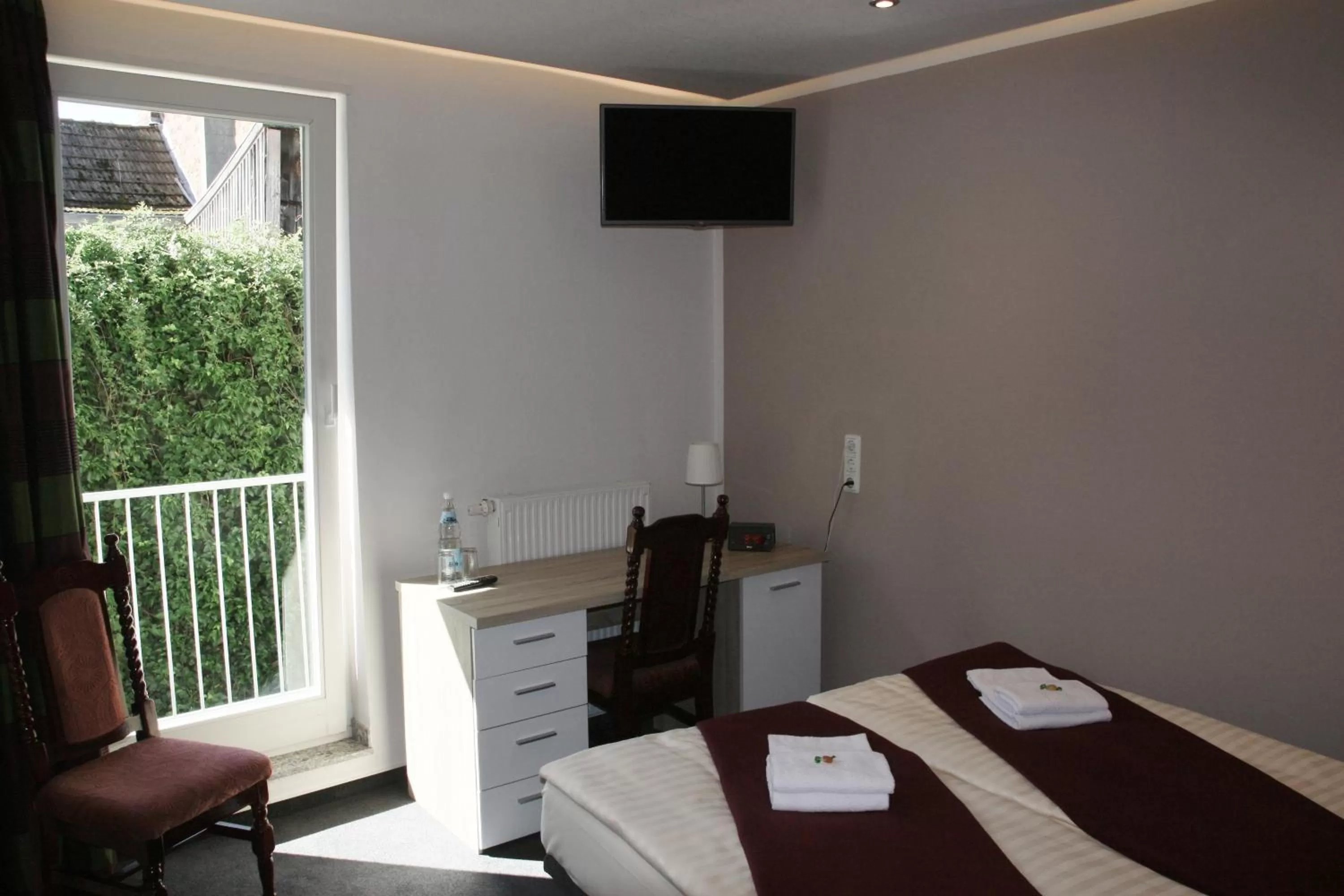 Photo of the whole room, Bed in Hotel am Schloss