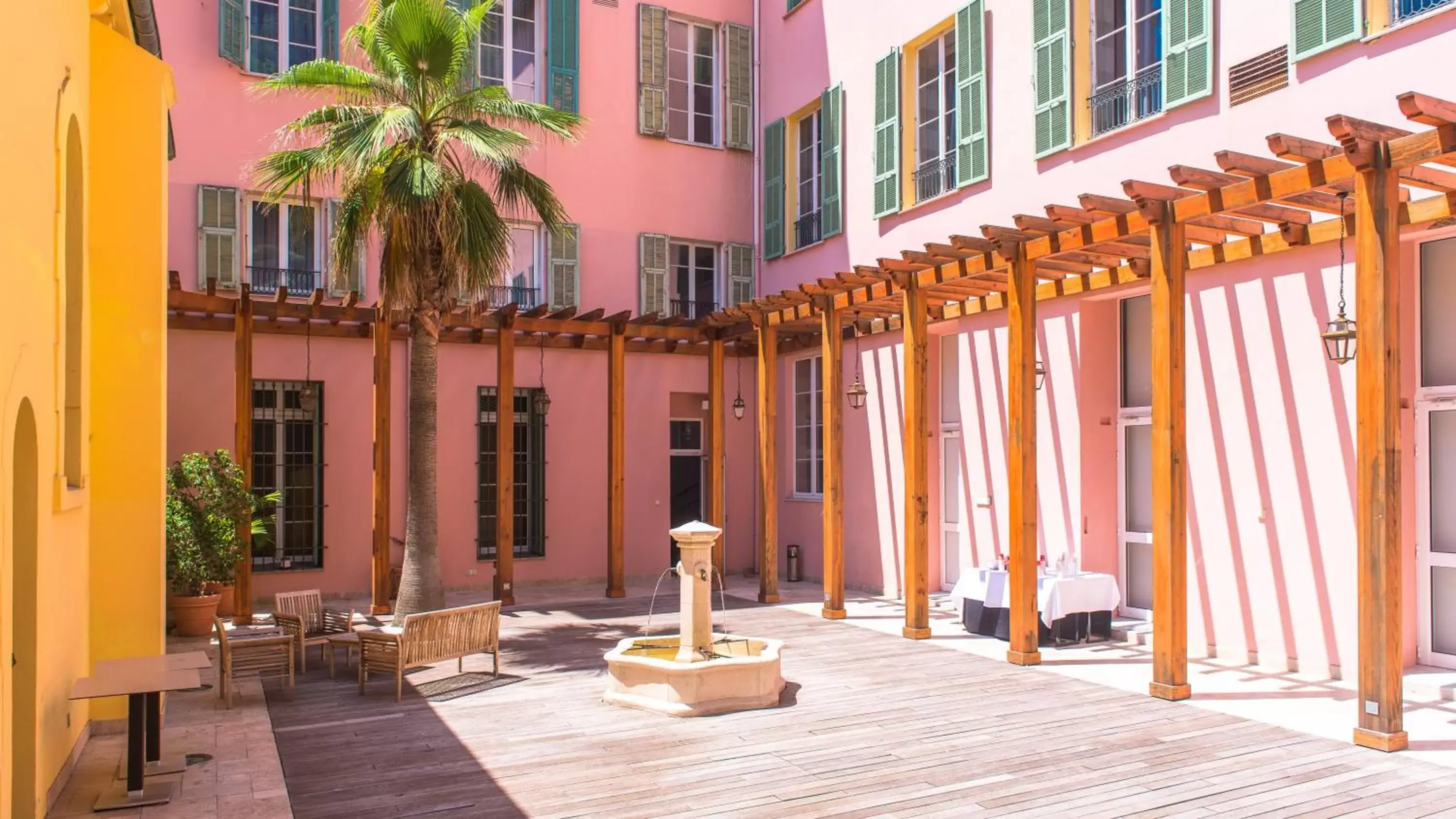 Patio in Hotel Le Saint Paul