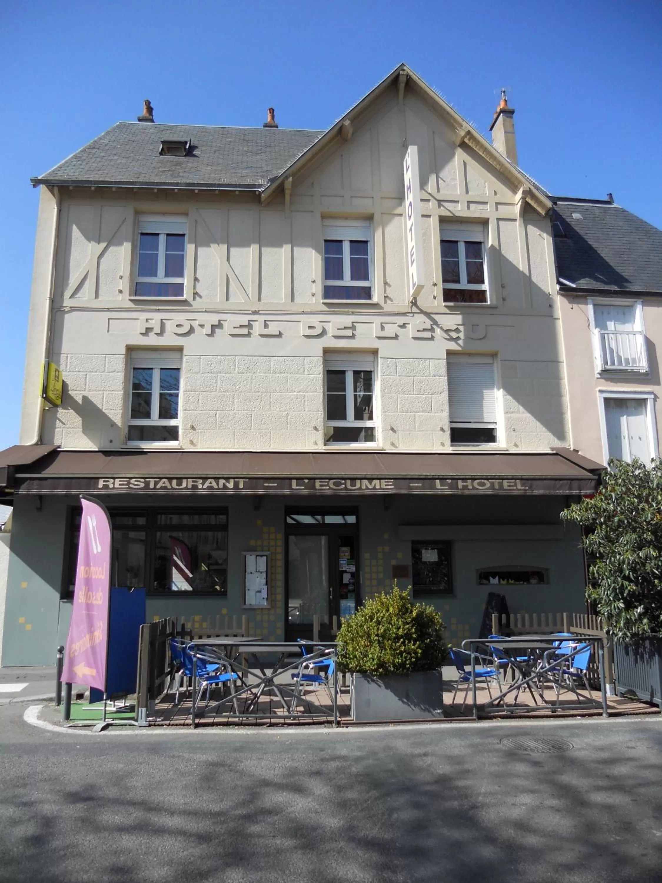 Property building in L'HÔTEL de CHARTRES