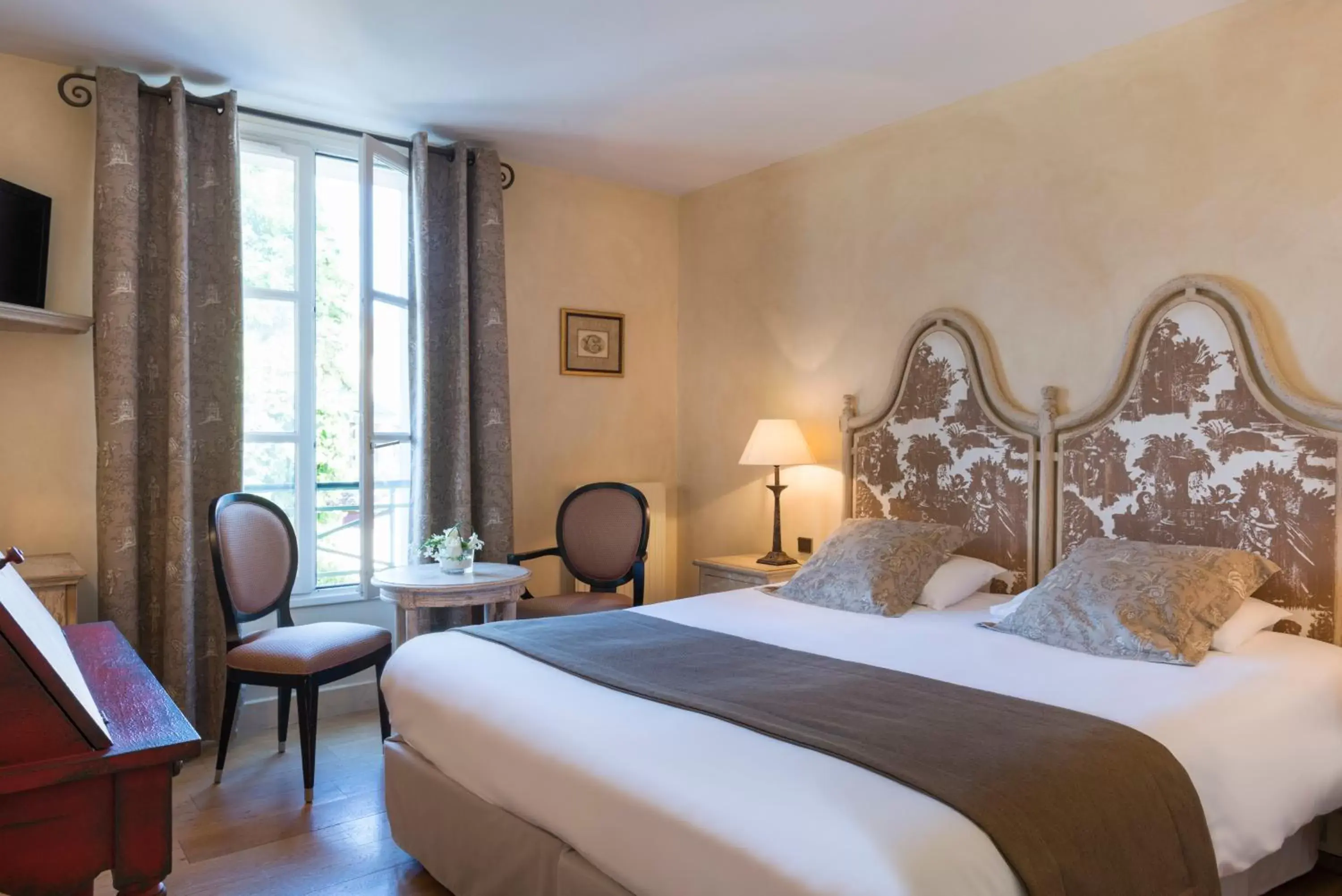 Bed in Hôtel Aux Vieux Remparts, The Originals Relais