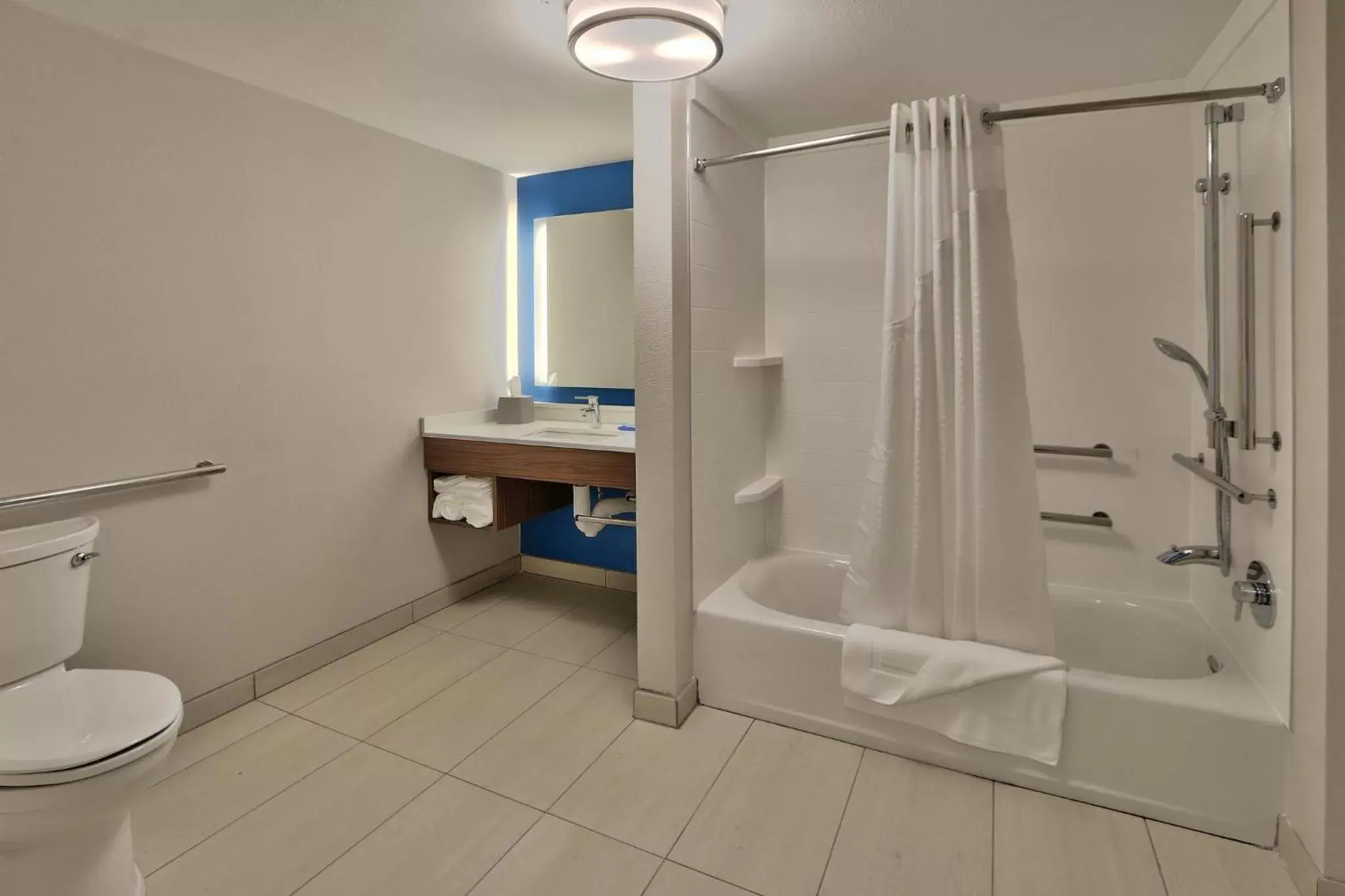 One-Bedroom Suite - Mobility Accessible Tub in Holiday Inn Express & Suites - Roswell, an IHG Hotel