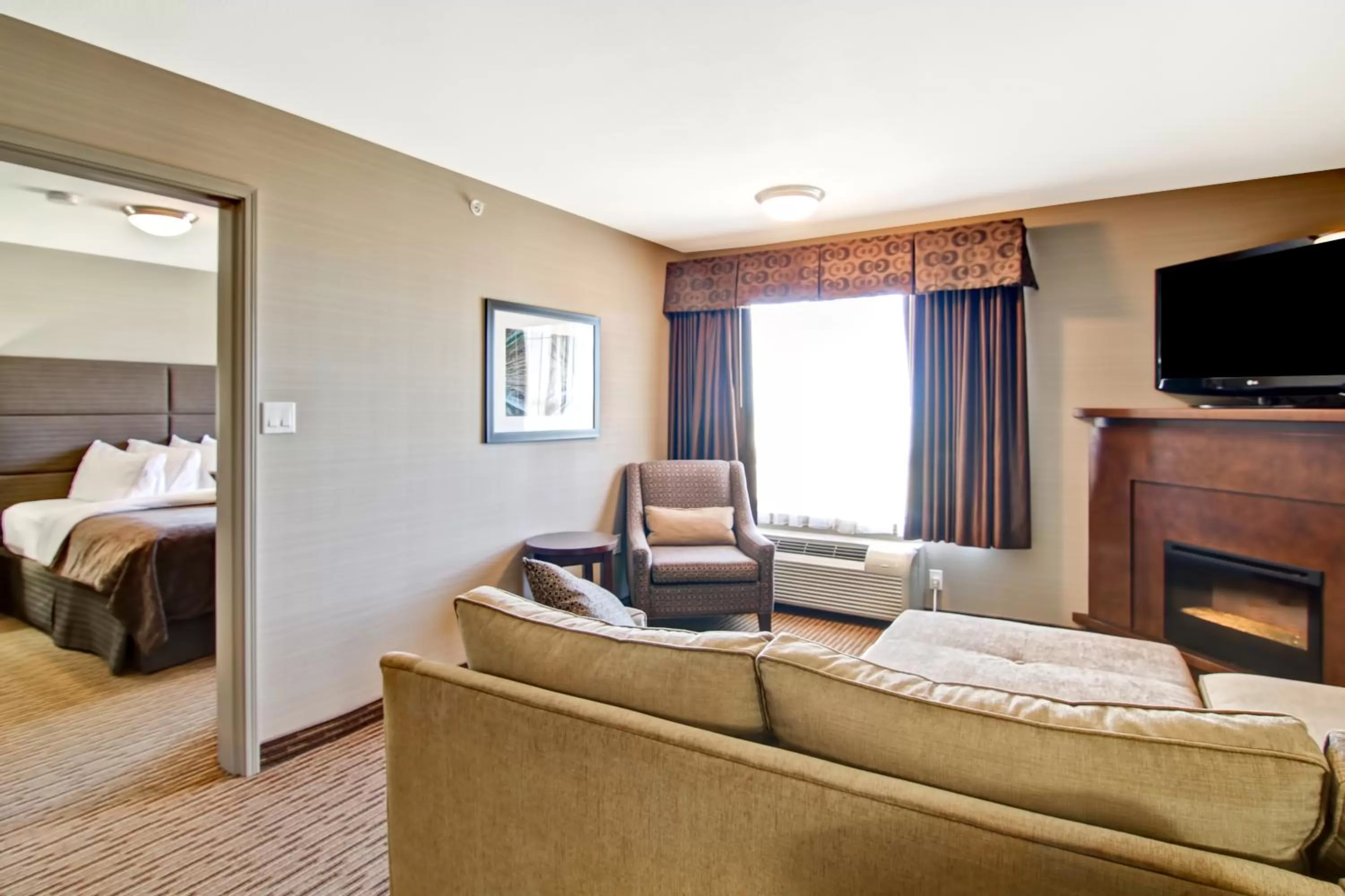 Communal lounge/ TV room, Bed in Canalta Hotel Shaunavon