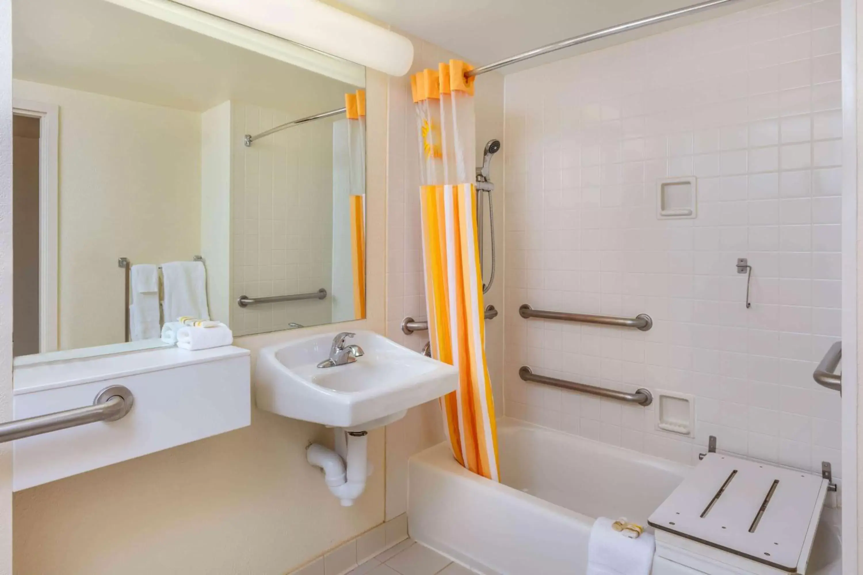 Bathroom in La Quinta by Wyndham Garden City