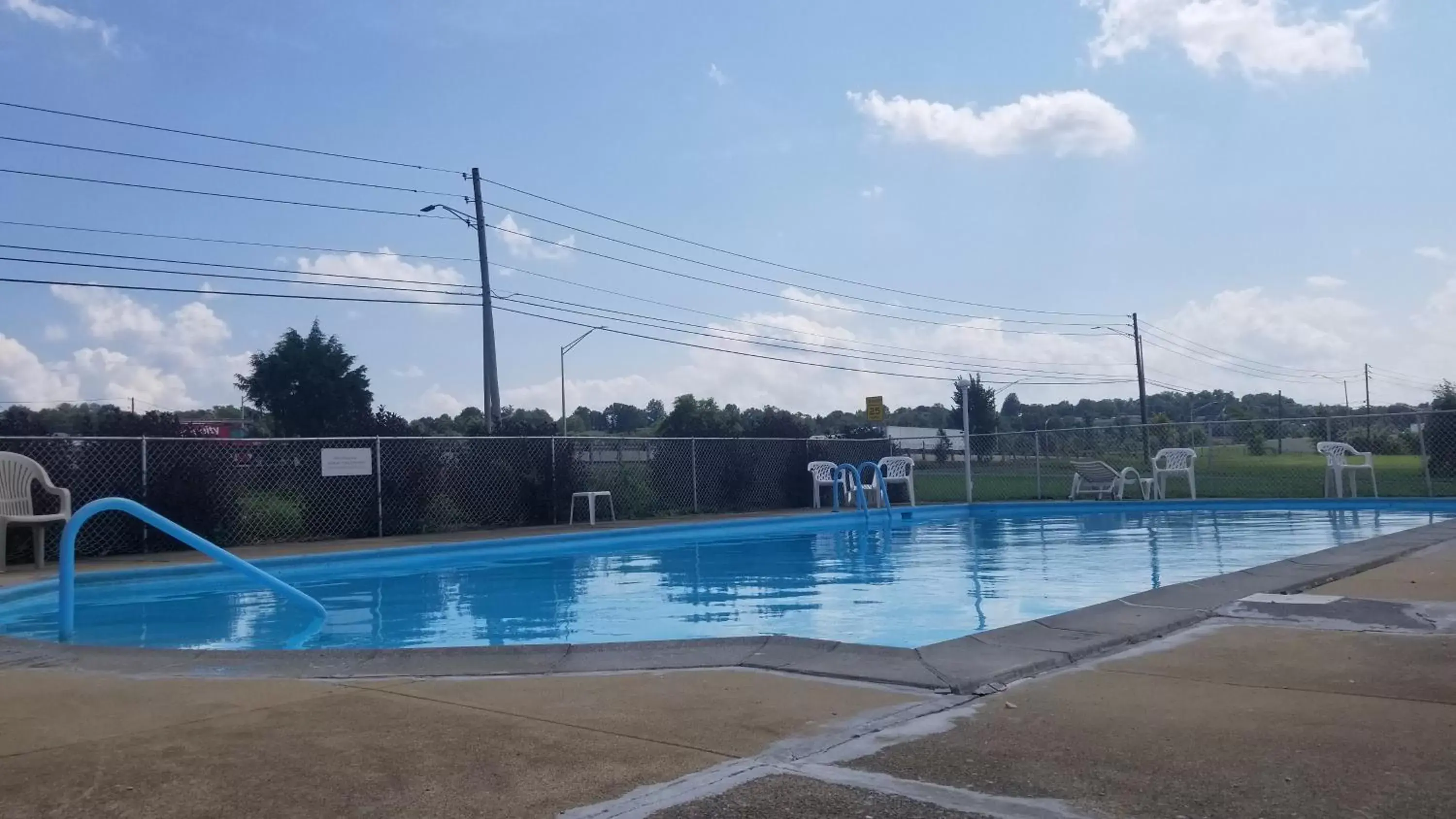 Swimming Pool in Econo Lodge Mechanicsburg
