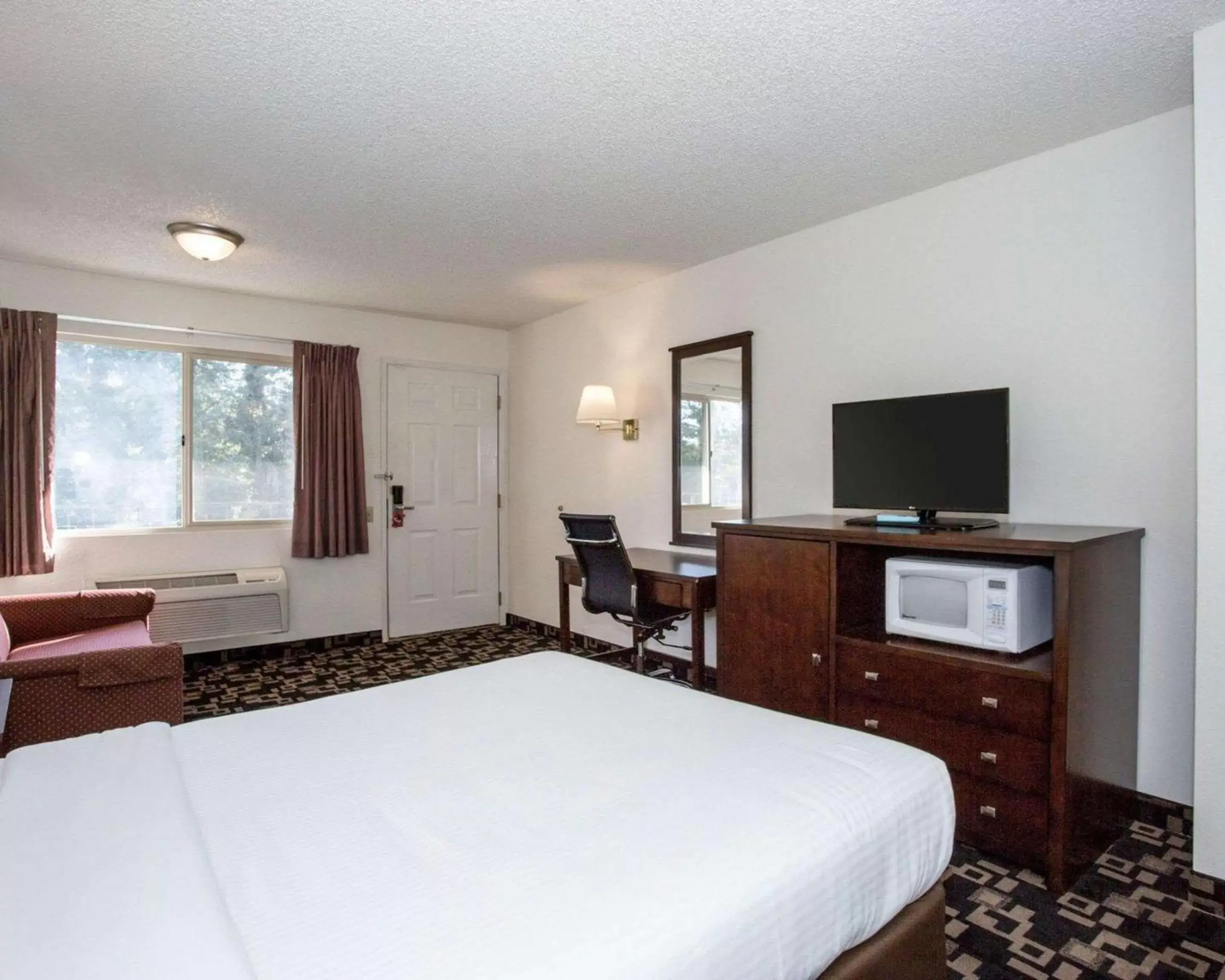 Photo of the whole room, Bed in MorningGlory Inn & Suites