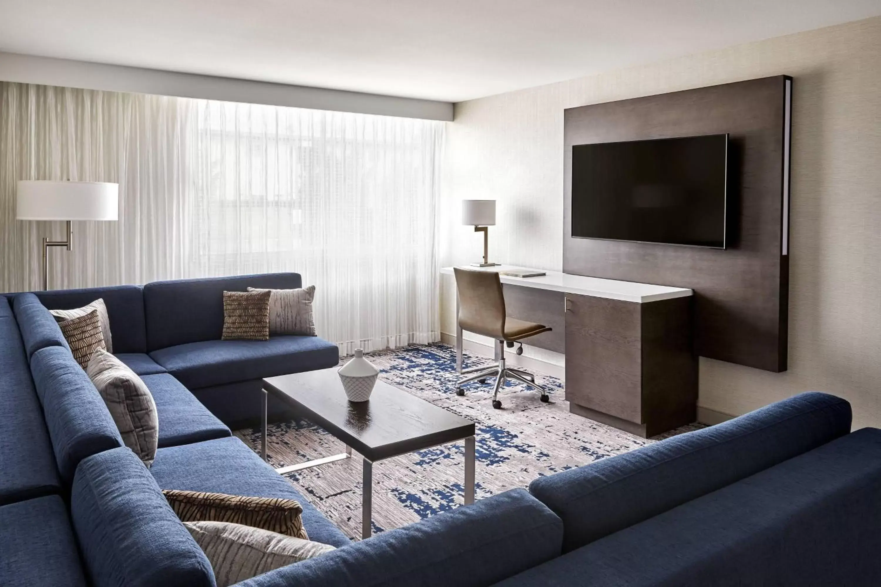 Living room, Seating Area in Ventura Beach Marriott