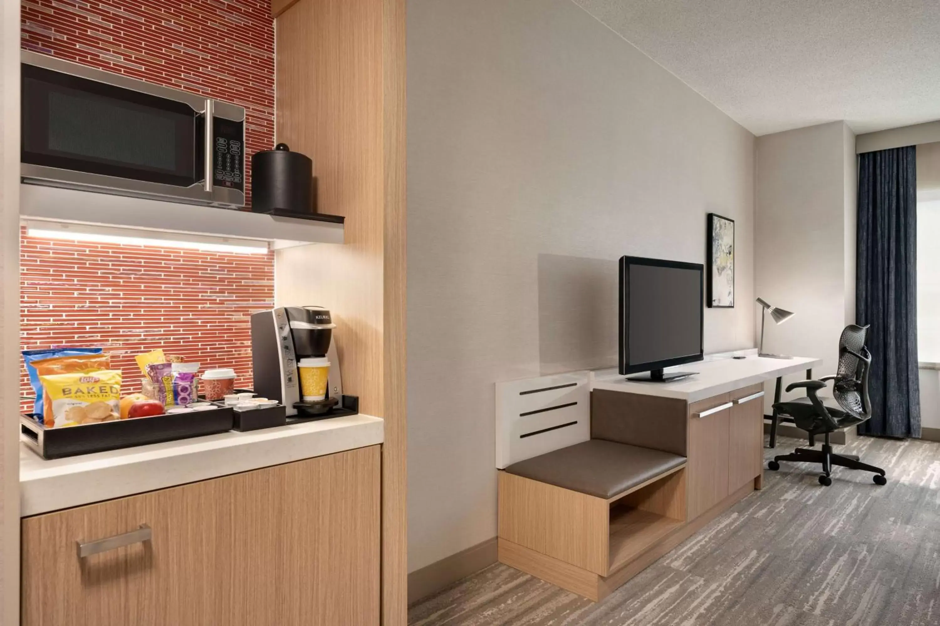 Bedroom, Kitchen/Kitchenette in Hilton Garden Inn Tysons Corner