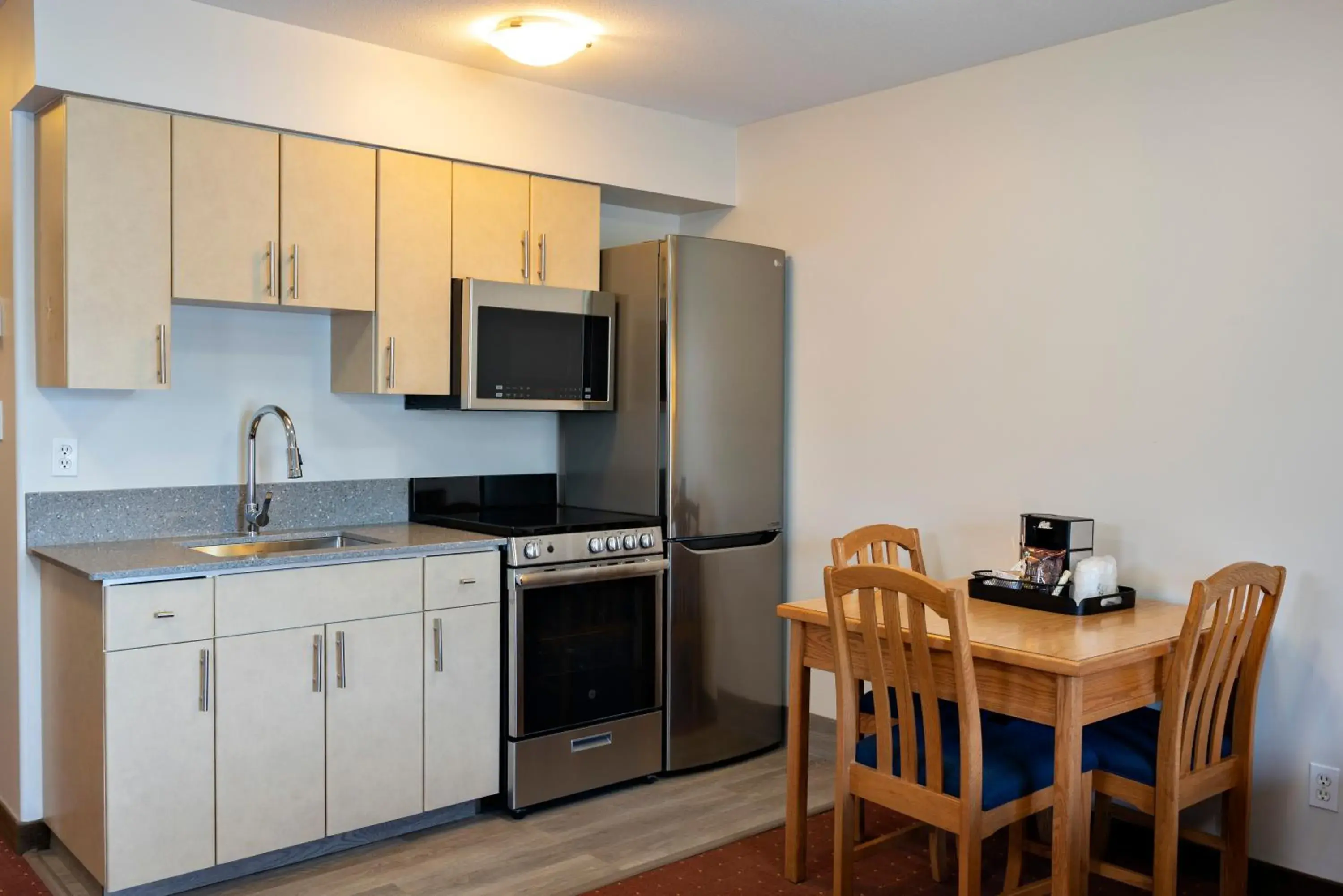 Kitchen or kitchenette, Kitchen/Kitchenette in Coast Osoyoos Beach Hotel