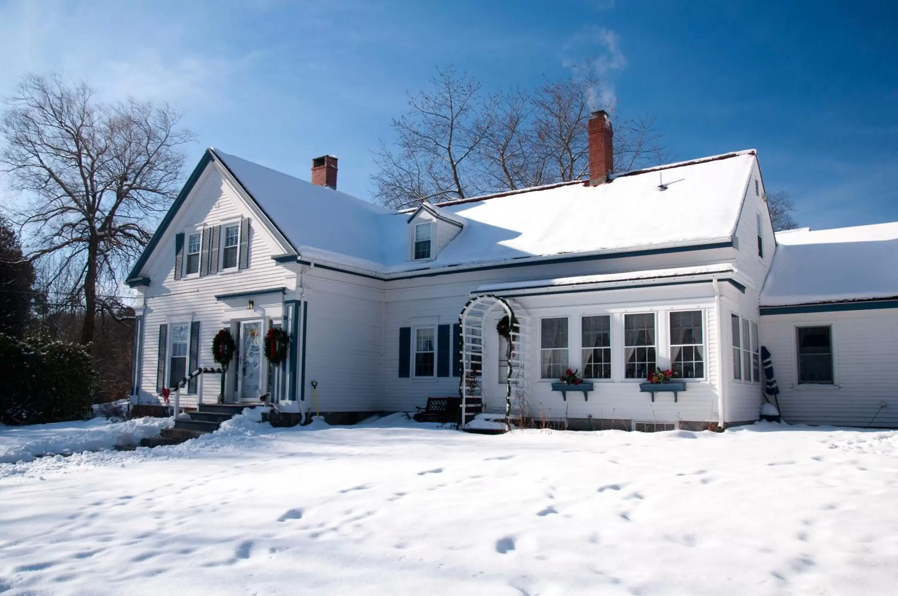 Facade/entrance, Winter in Candlebay Inn