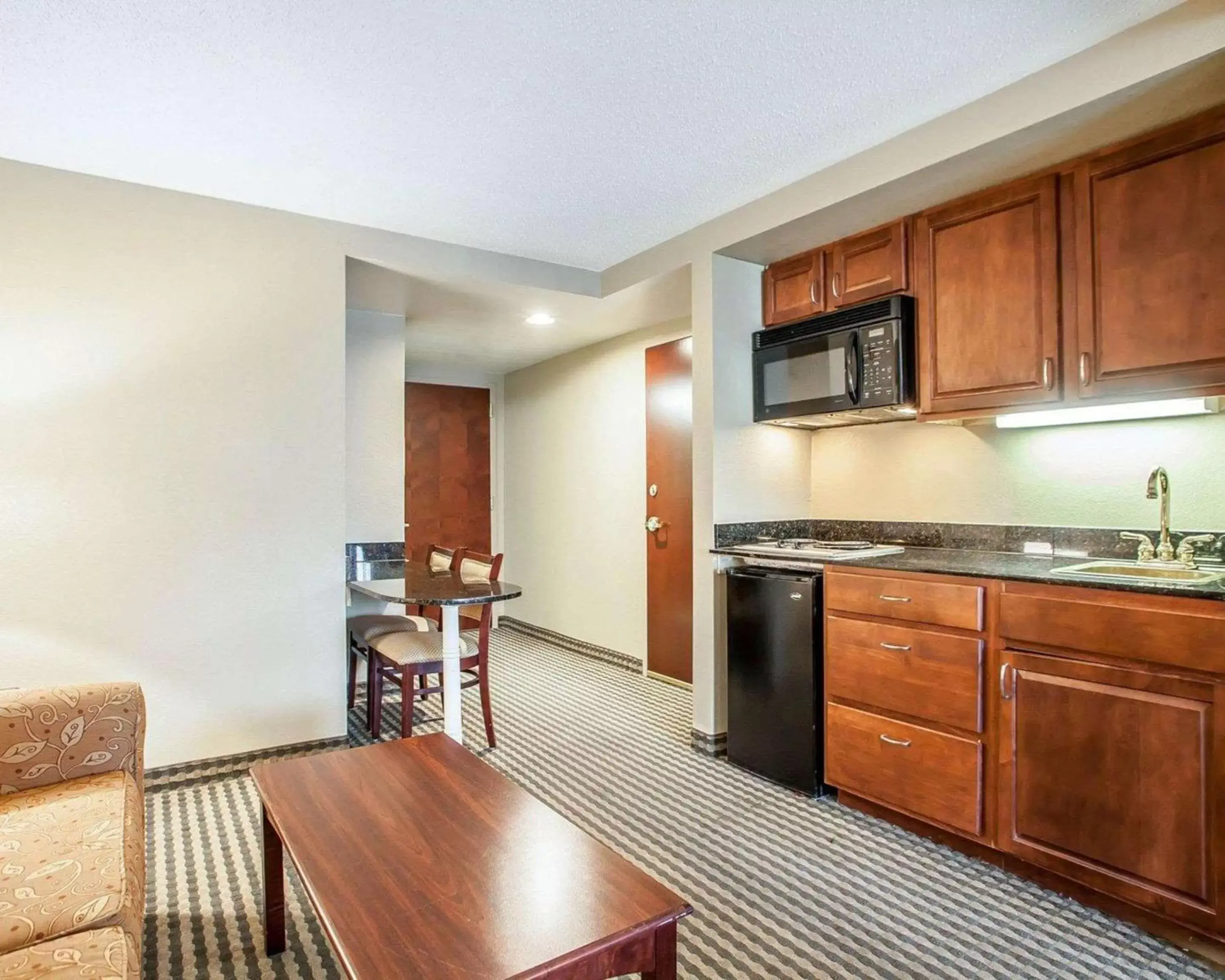 Photo of the whole room, Kitchen/Kitchenette in Comfort Inn & Suites Carneys Point