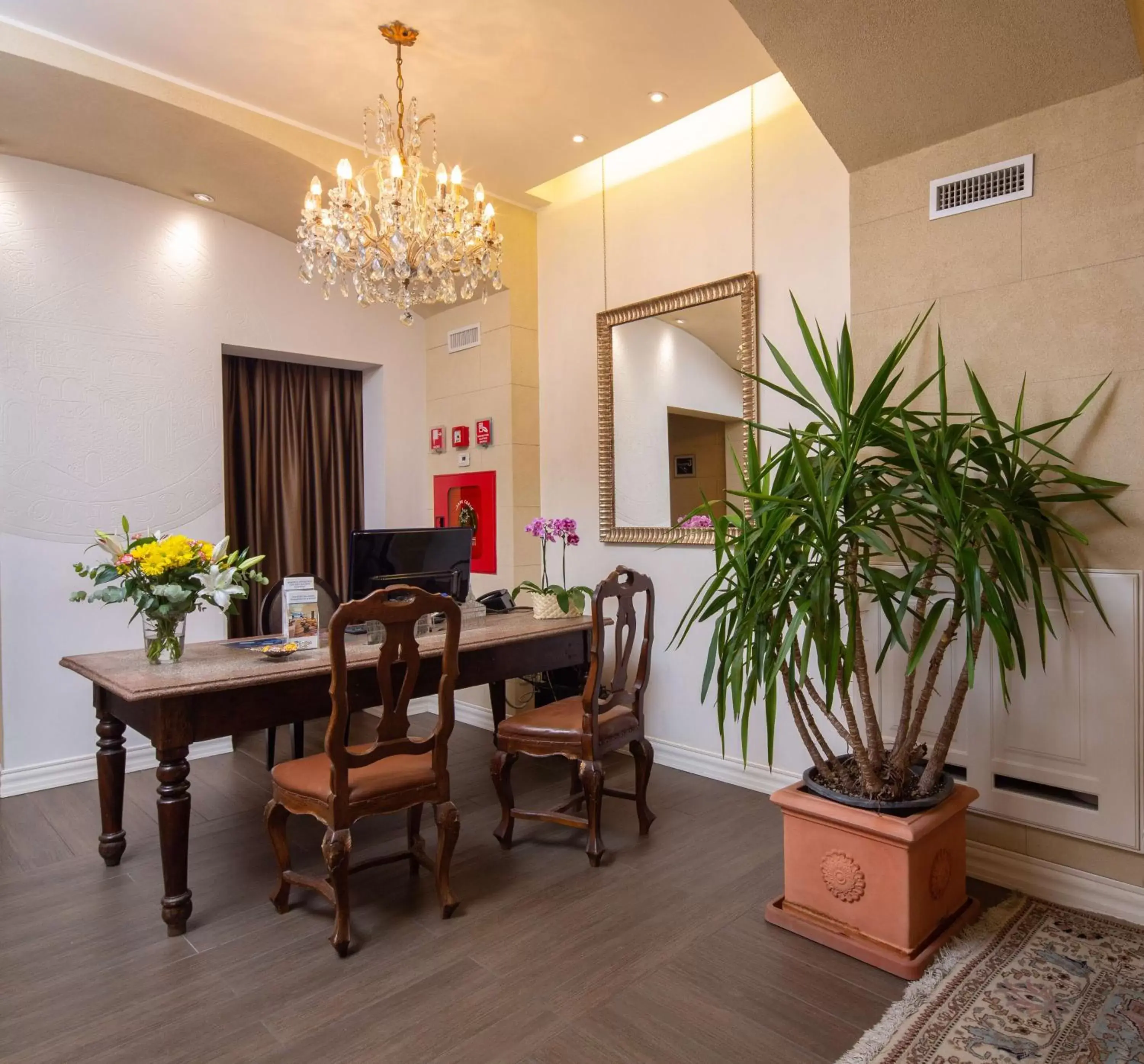 Lobby or reception, Dining Area in Hotel Patavium