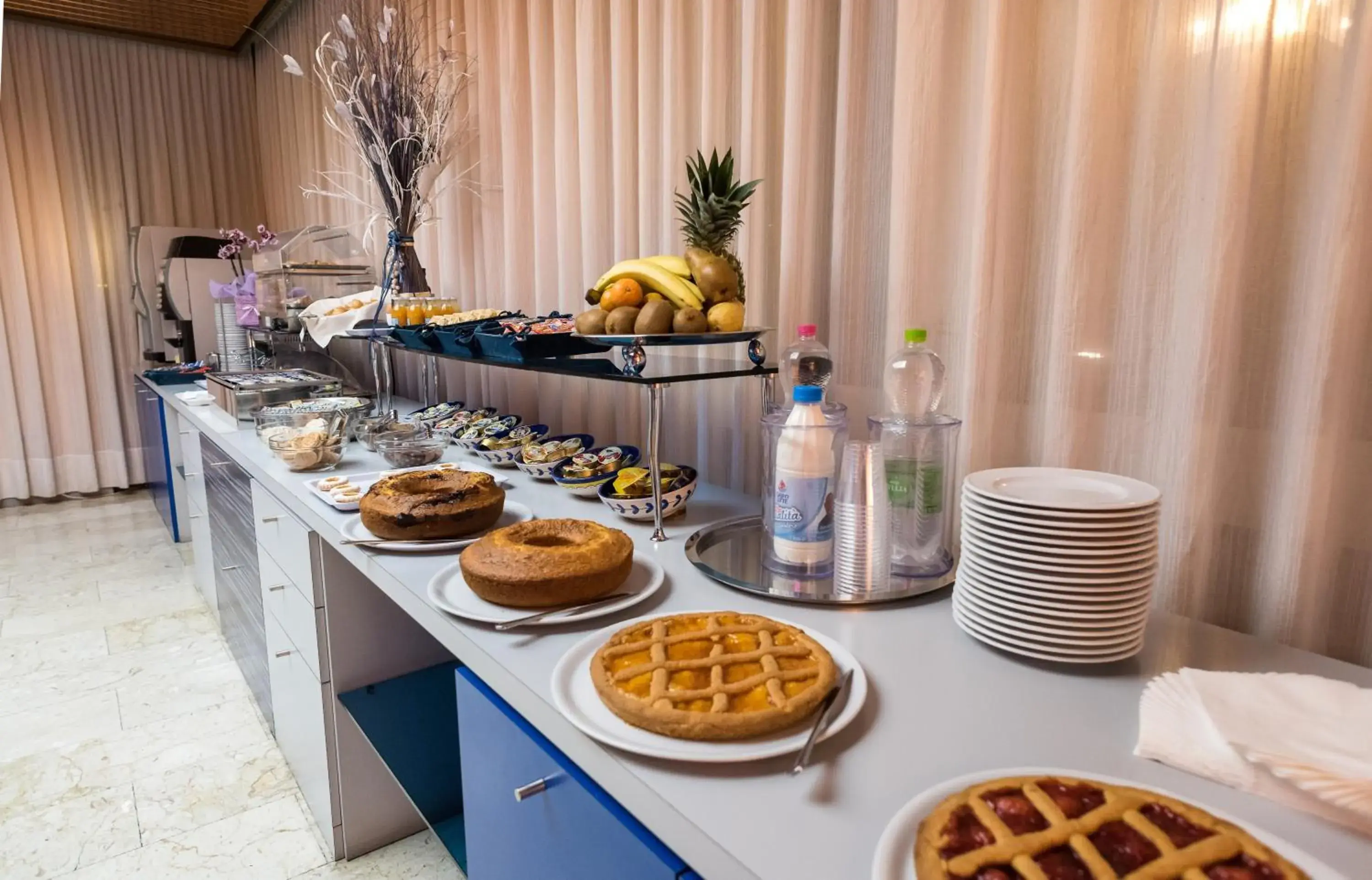 Buffet breakfast in Hotel Gialletti