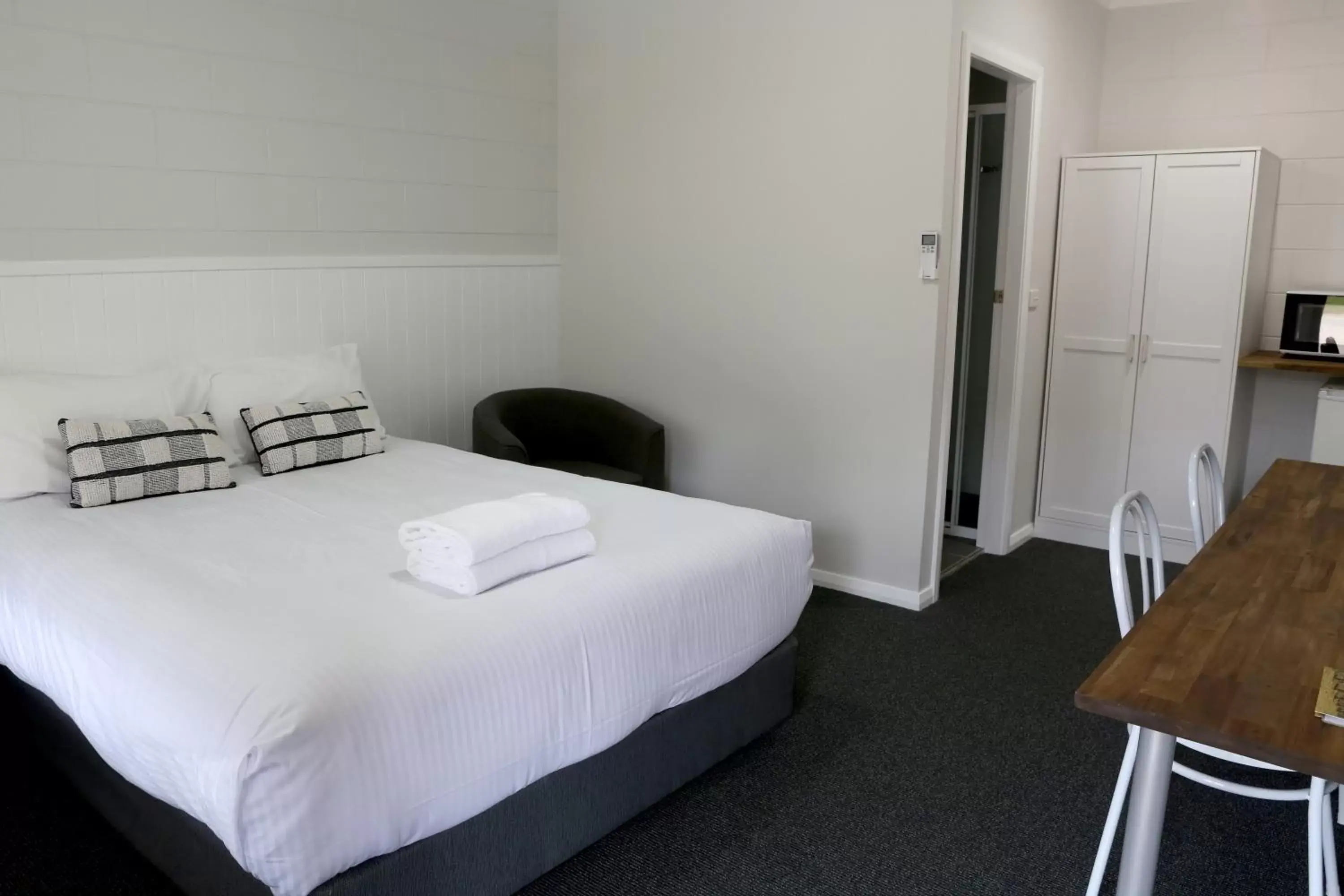 Photo of the whole room, Bed in Mudgee Vineyard Motor Inn