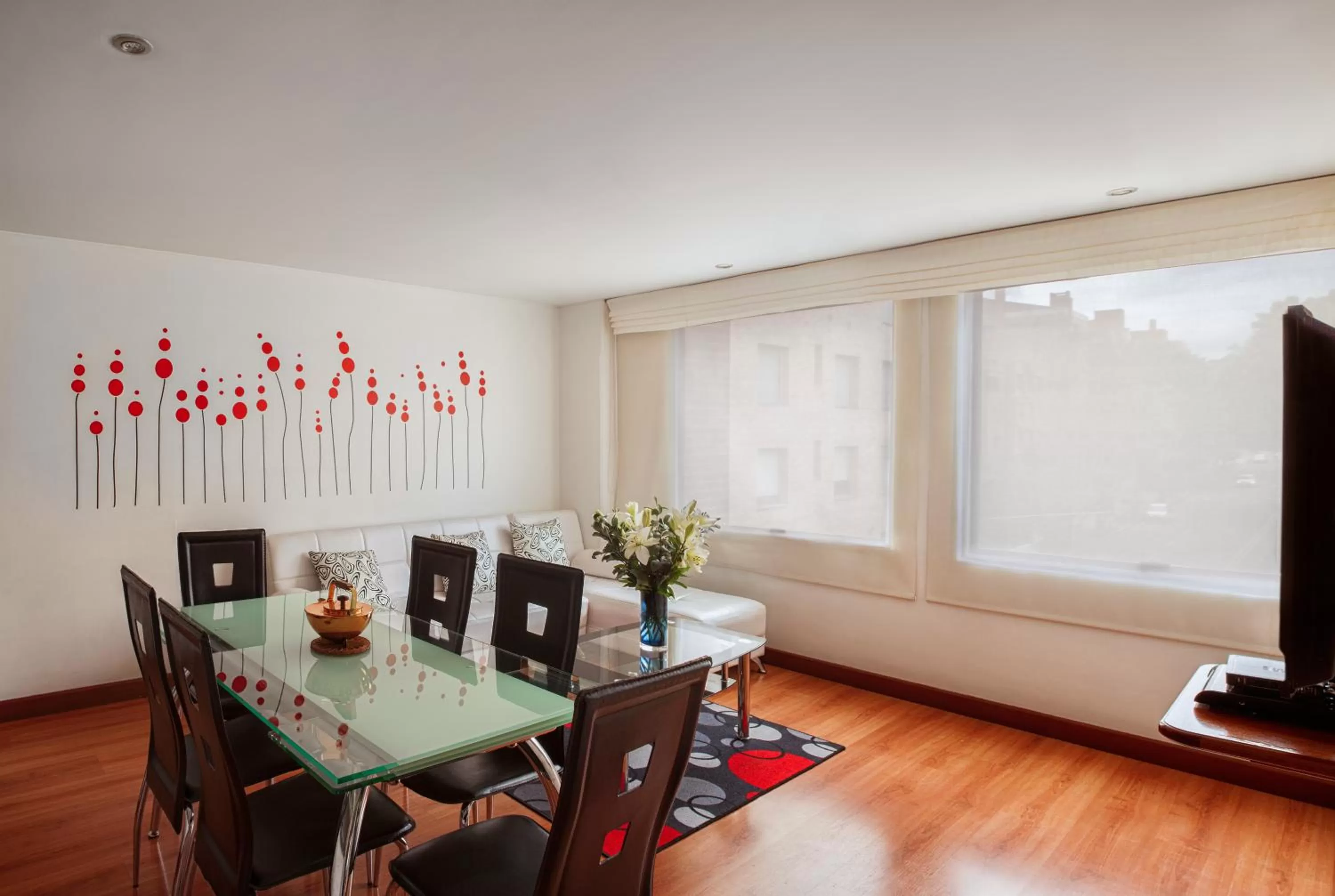 Dining area in Cora 96 Street Apartments