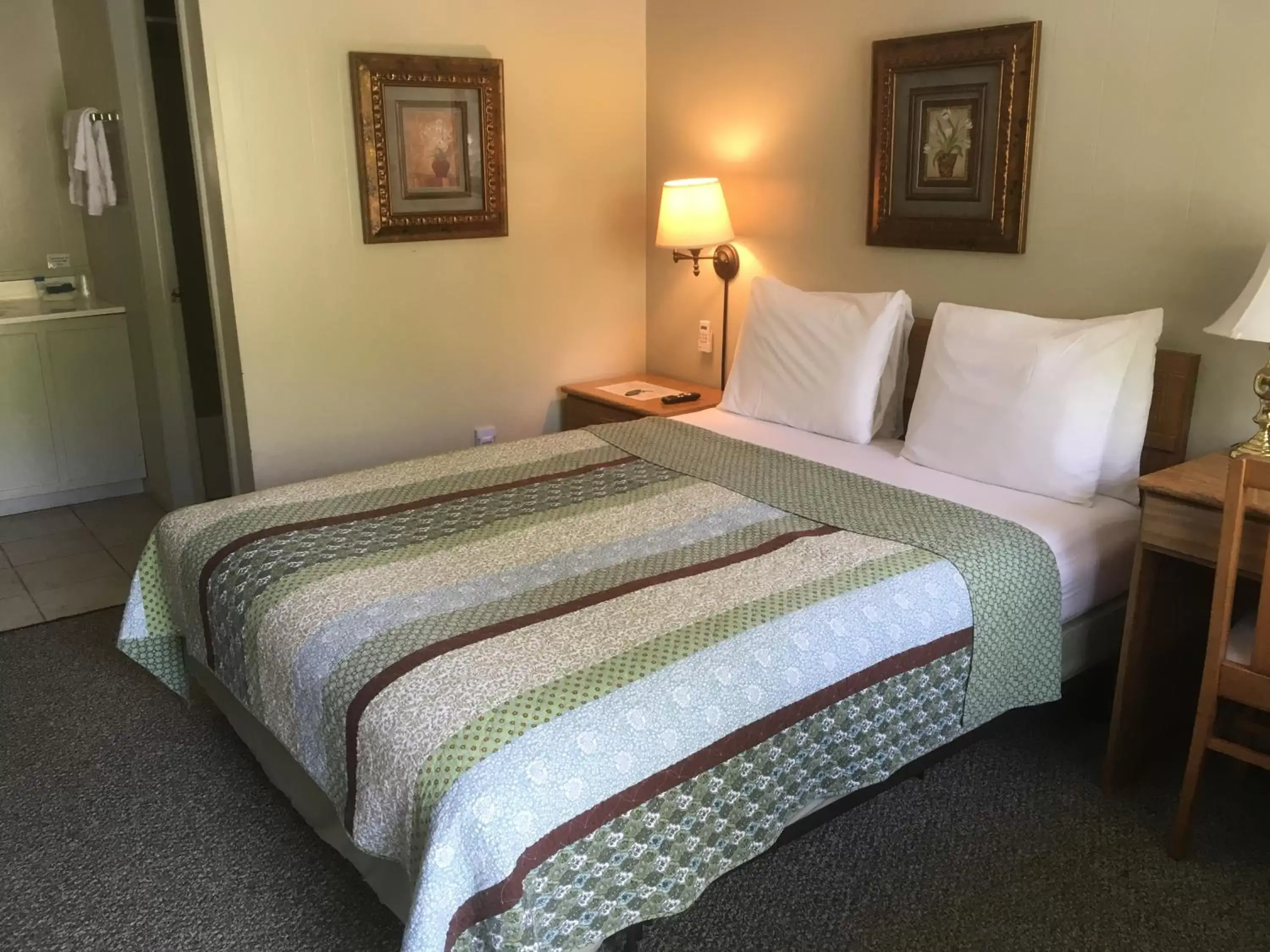 Bed in Sherwood Court Cottages