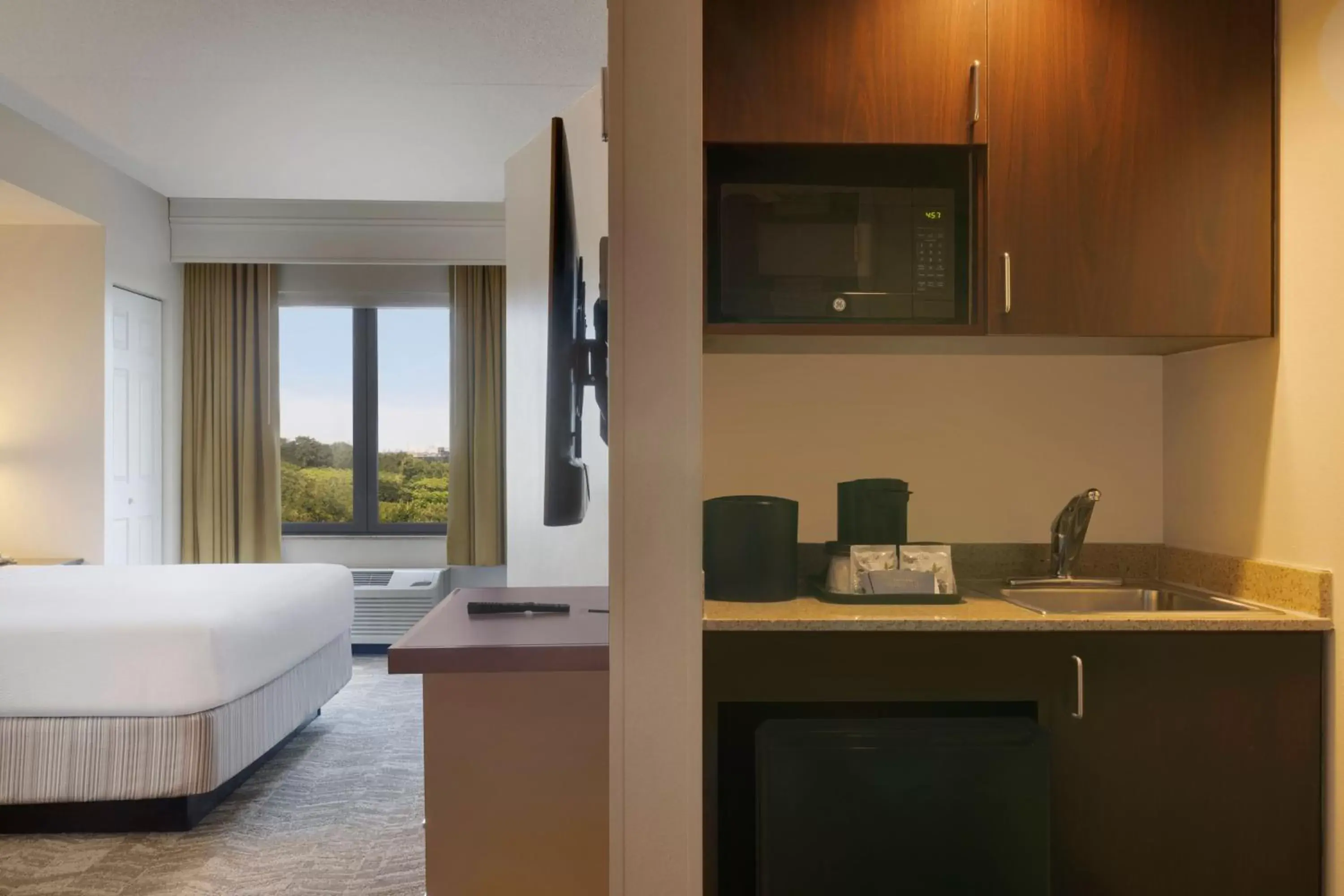 Bedroom, Kitchen/Kitchenette in SpringHill Suites by Marriott Newark International Airport