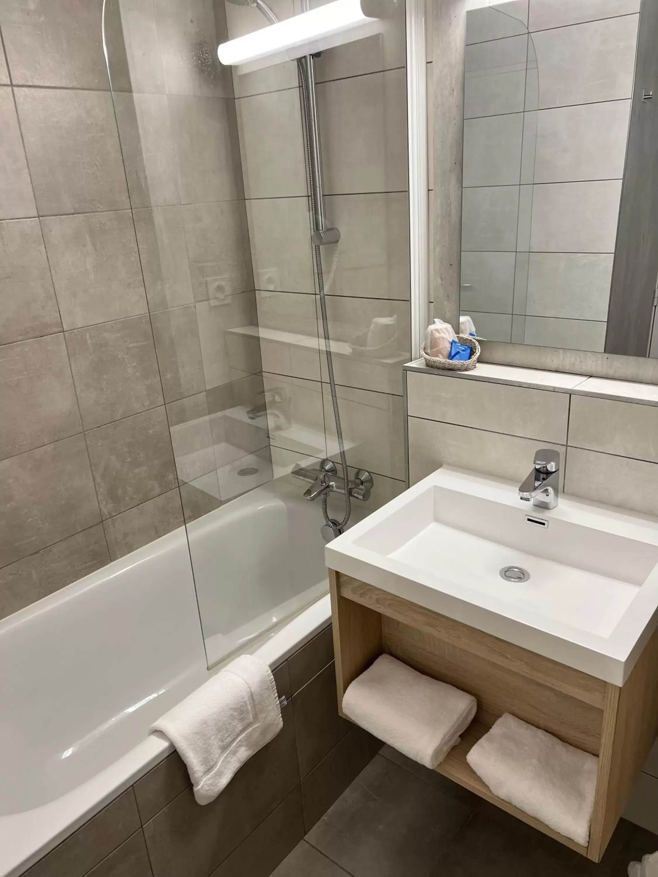 Bedroom, Bathroom in Brit Hotel Landivisiau