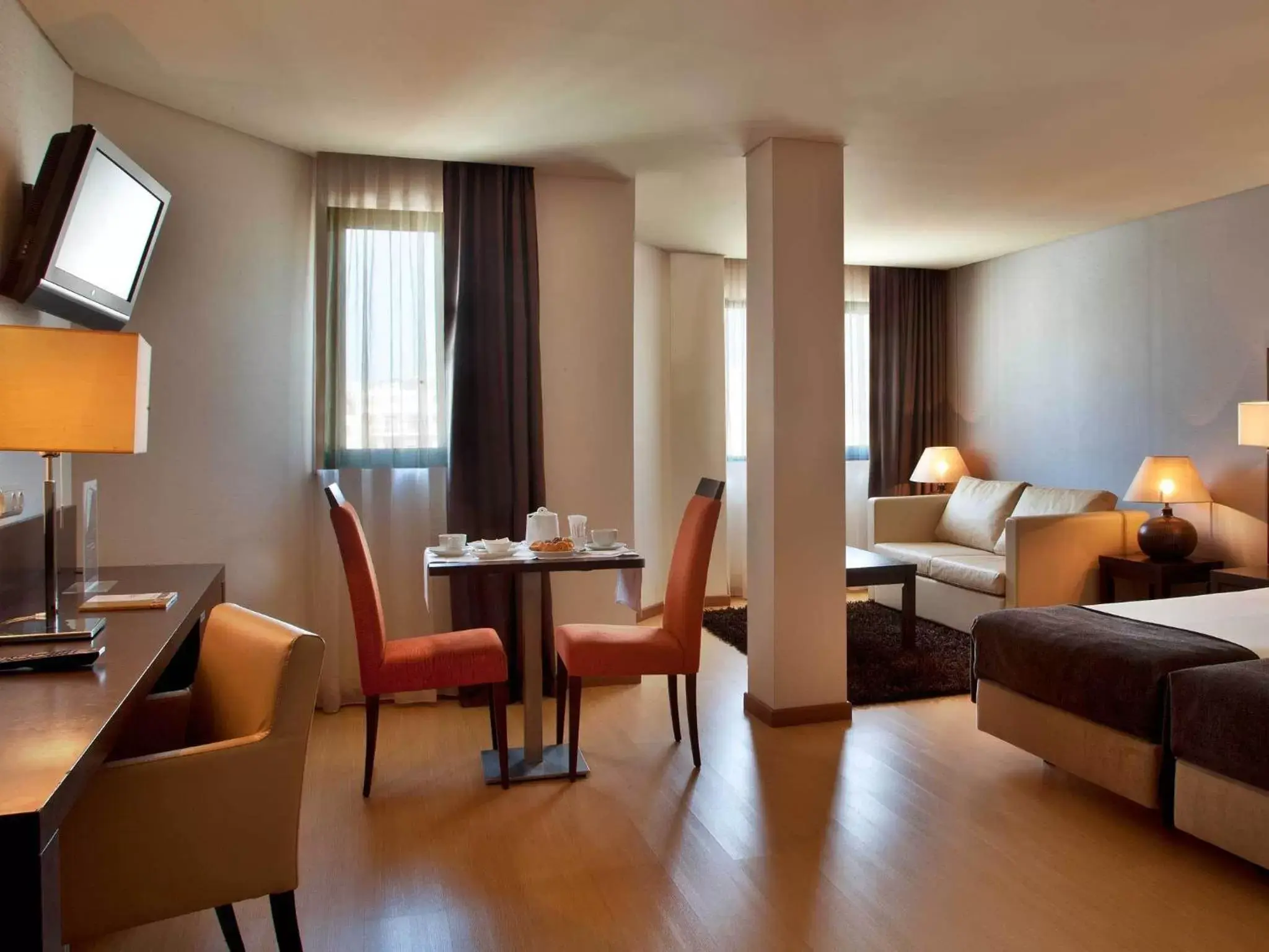 Bed, Seating Area in TURIM Iberia Hotel