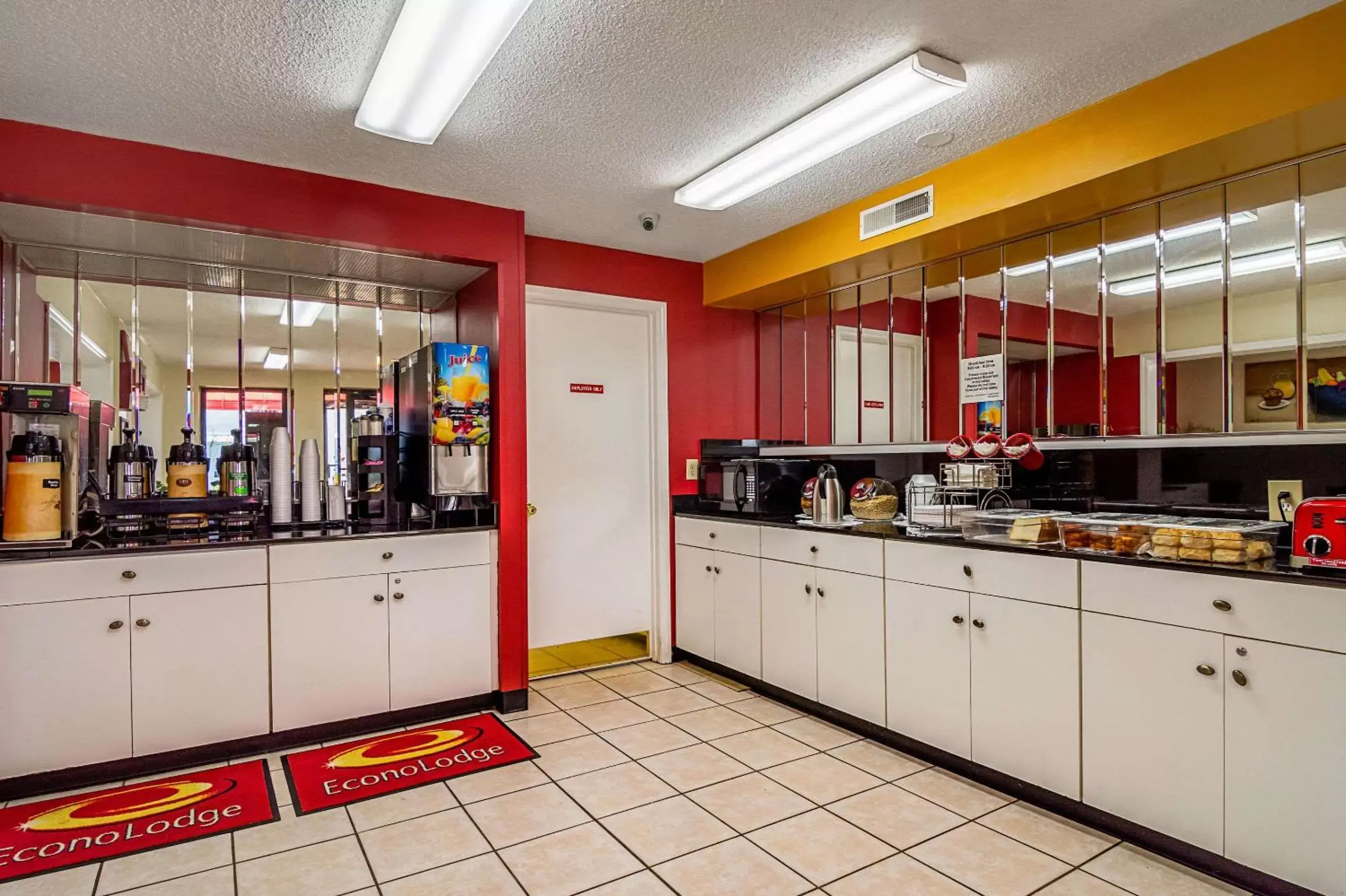 Restaurant/places to eat, Kitchen/Kitchenette in Econo Lodge Research Triangle Park