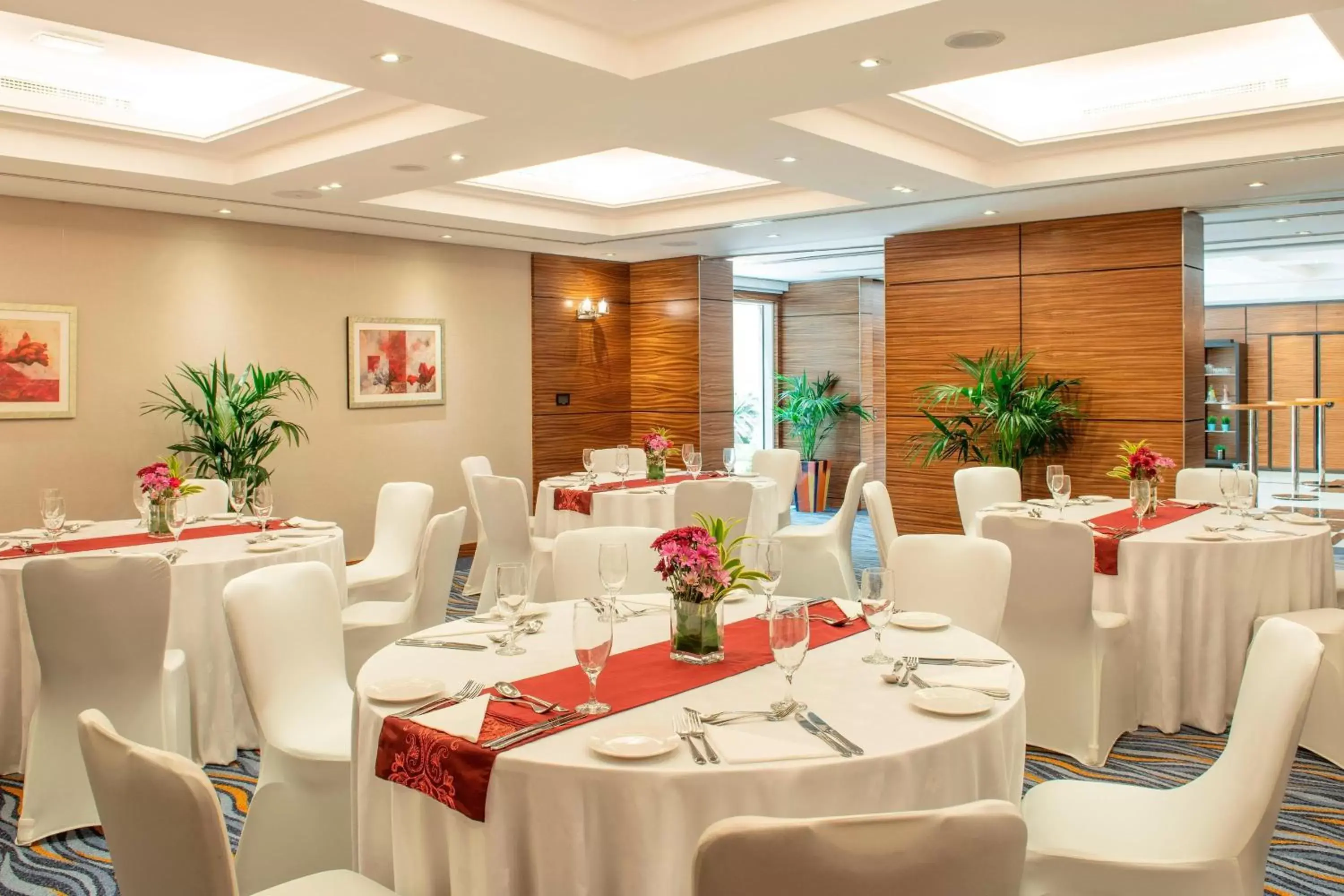 Meeting/conference room, Restaurant/Places to Eat in Four Points by Sheraton Bur Dubai