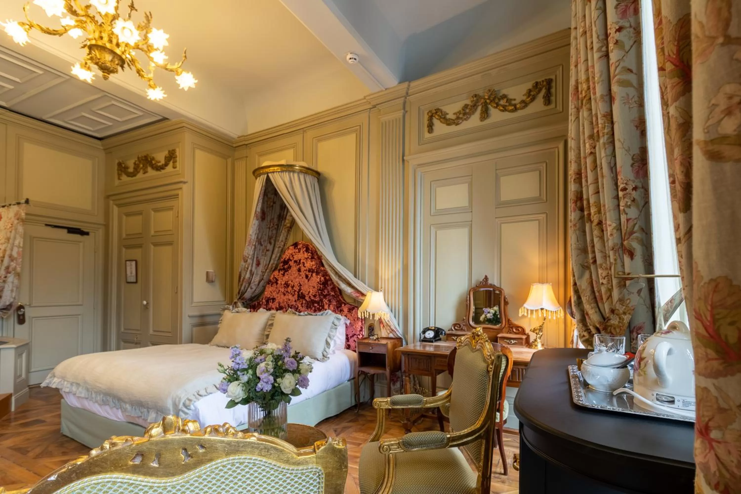 Photo of the whole room, Bed in Bayard Bellecour
