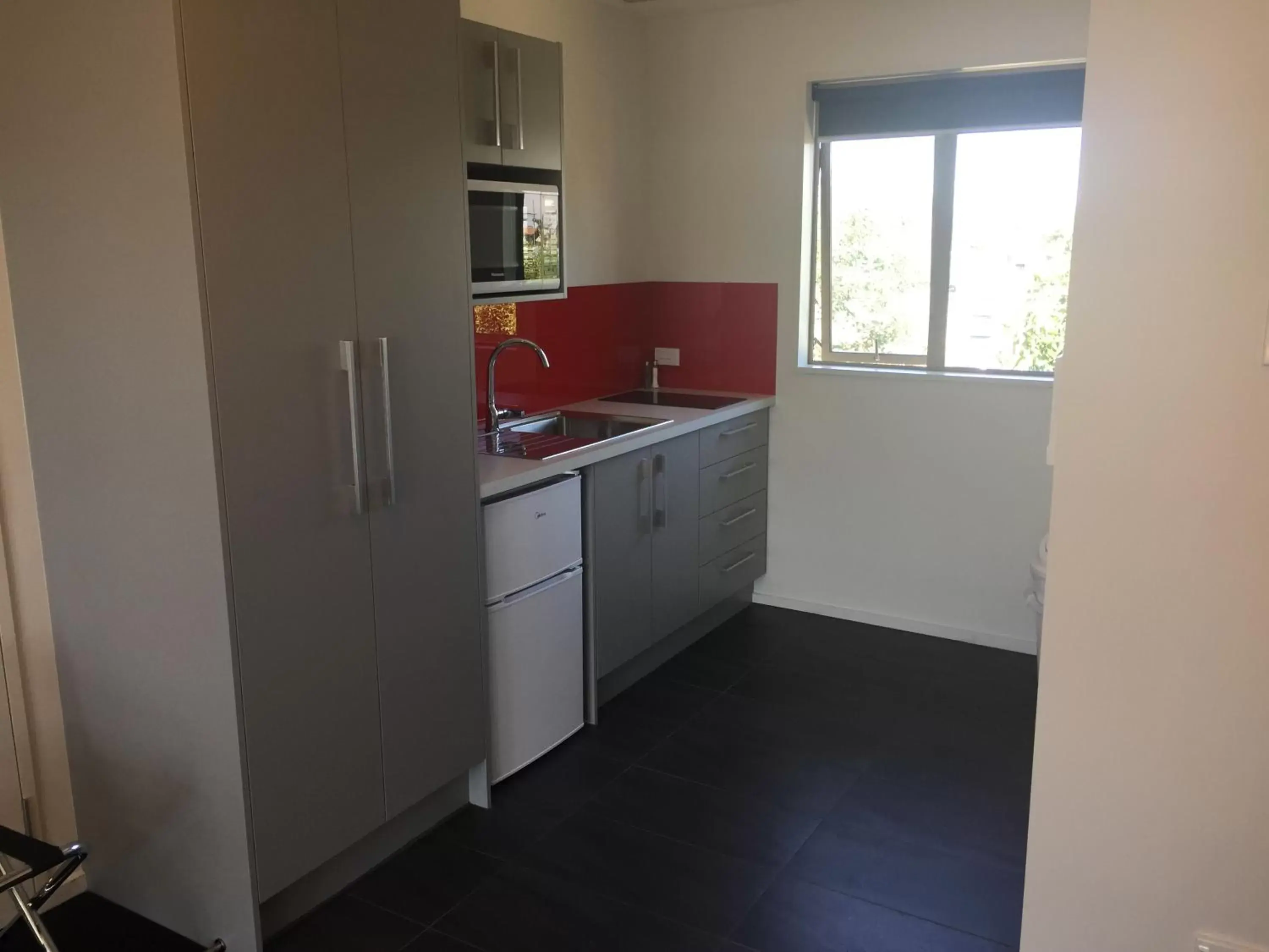 Kitchen/Kitchenette in Rolleston Highway Motel