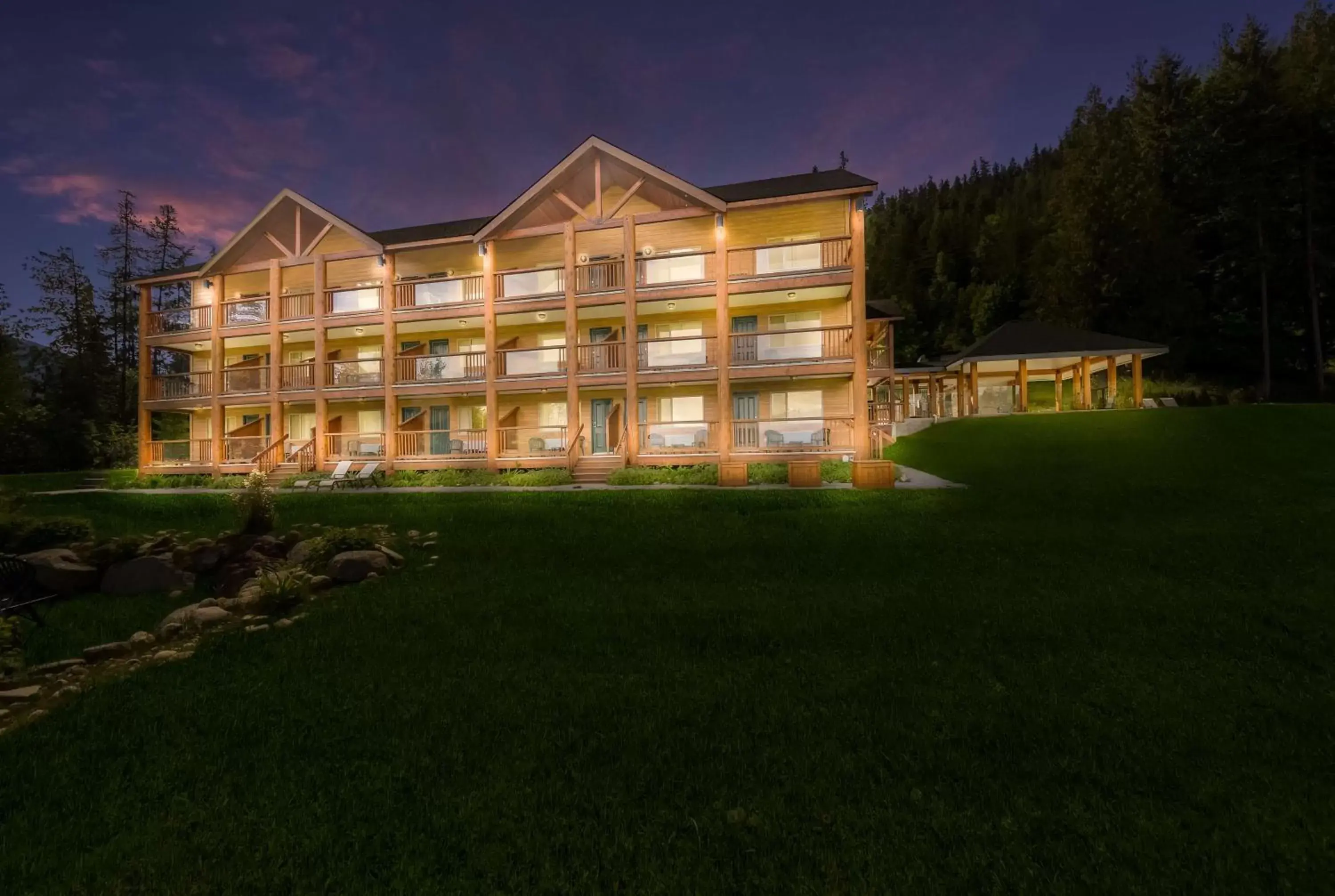 Property Building in Kootenay Lakeview Resort BW Signature Collection