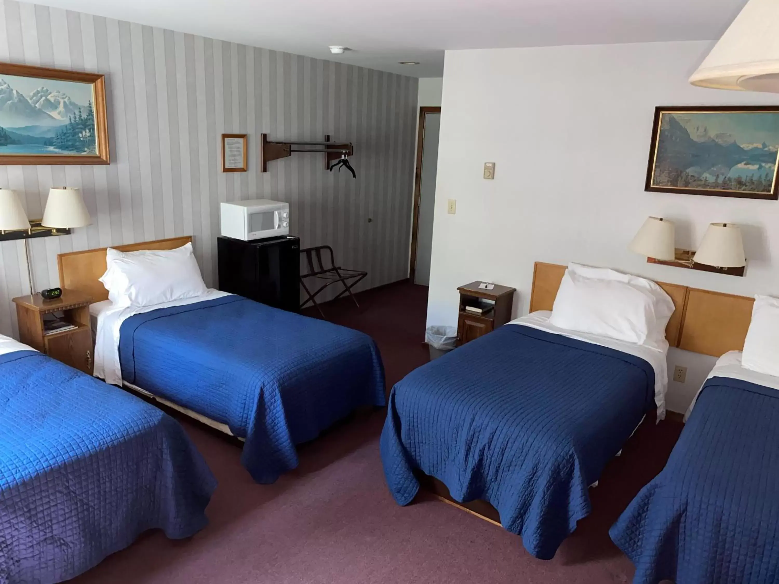 Photo of the whole room, Bed in Lake Ontario Motel & Inn