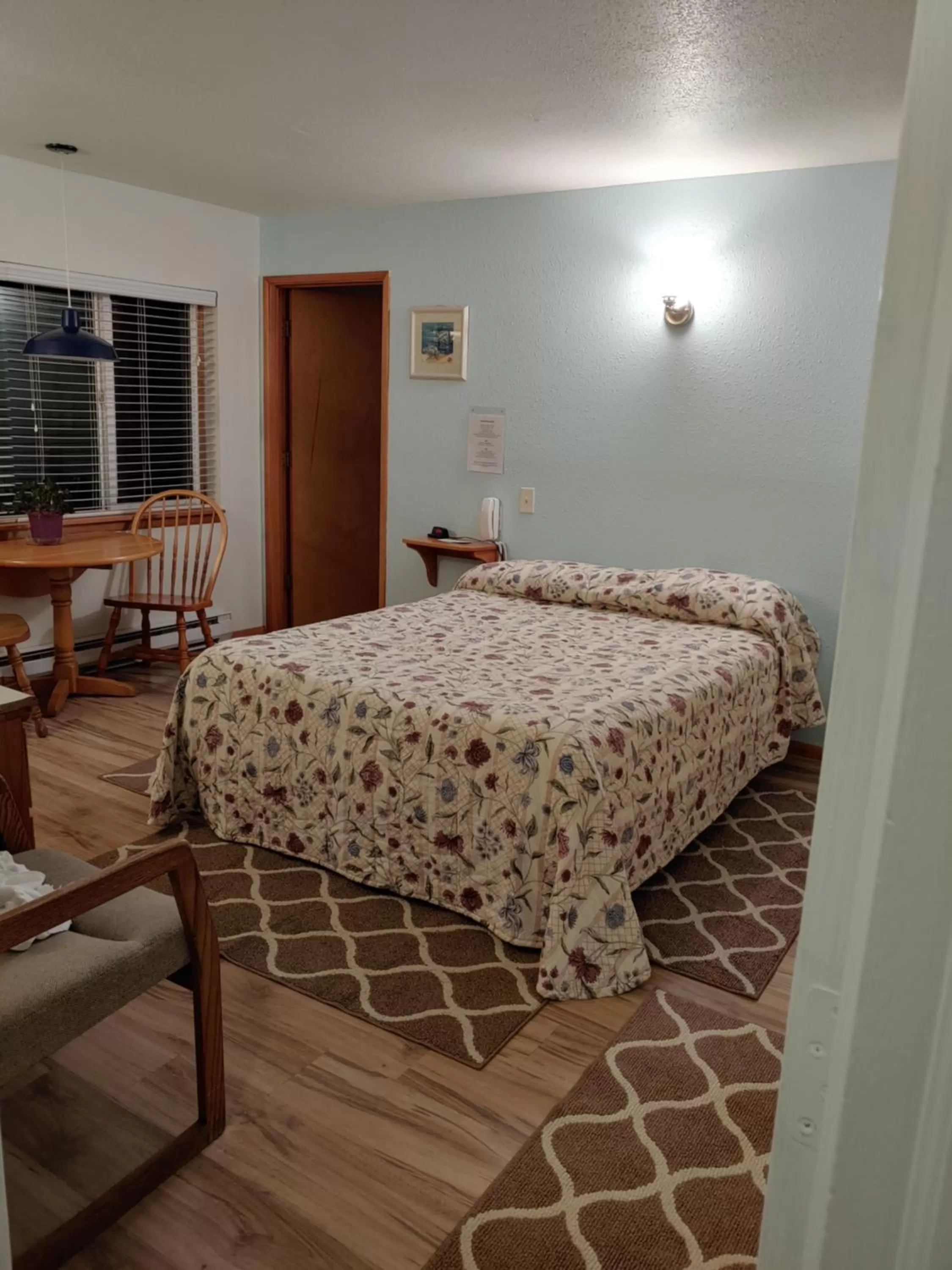 Bed in The Dublin House Motel