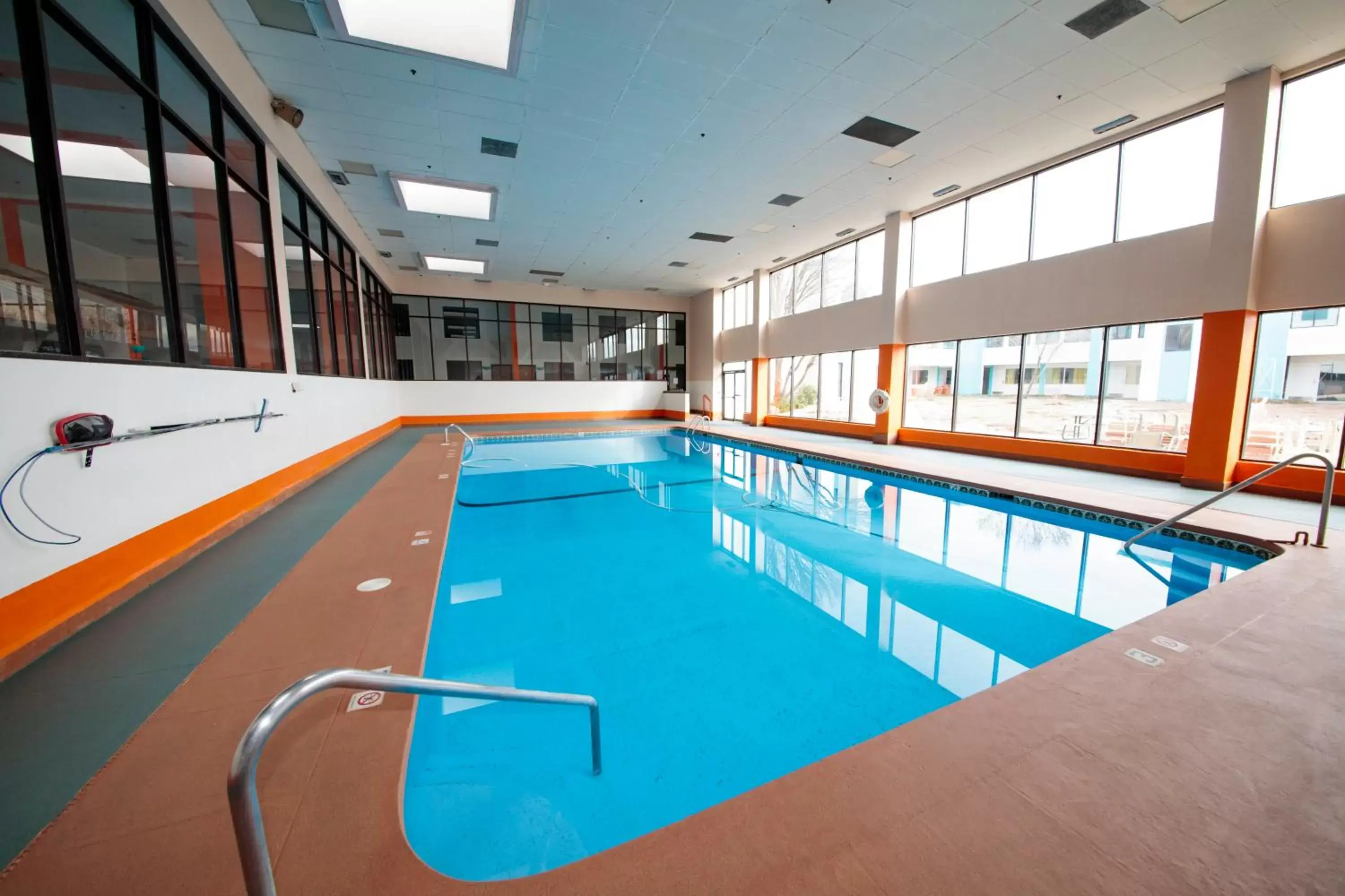 Swimming Pool in Howard Johnson by Wyndham Gallup