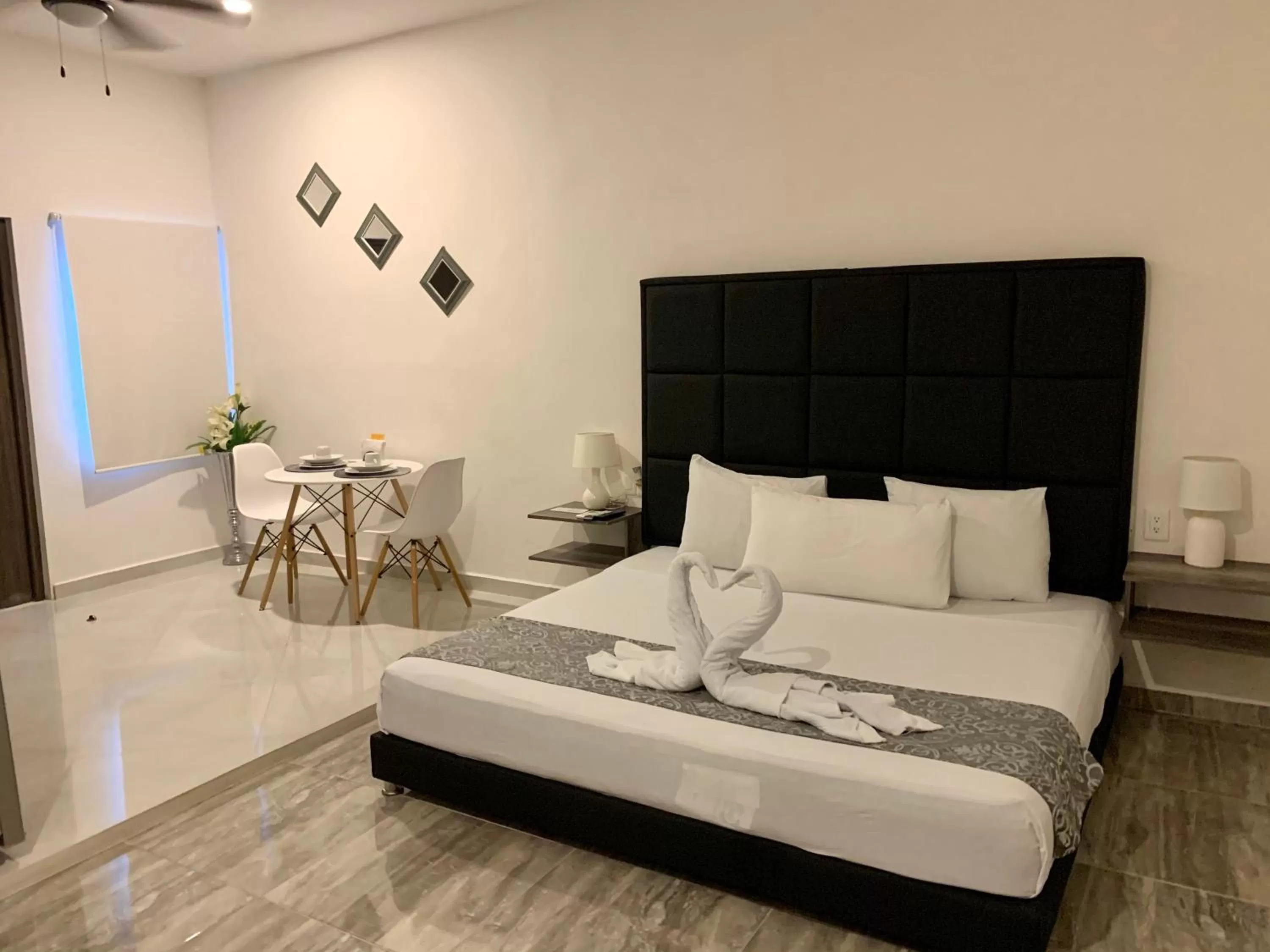 Deluxe King Suite in SILVERSANDS Hotel Boutique - 5Th Ave