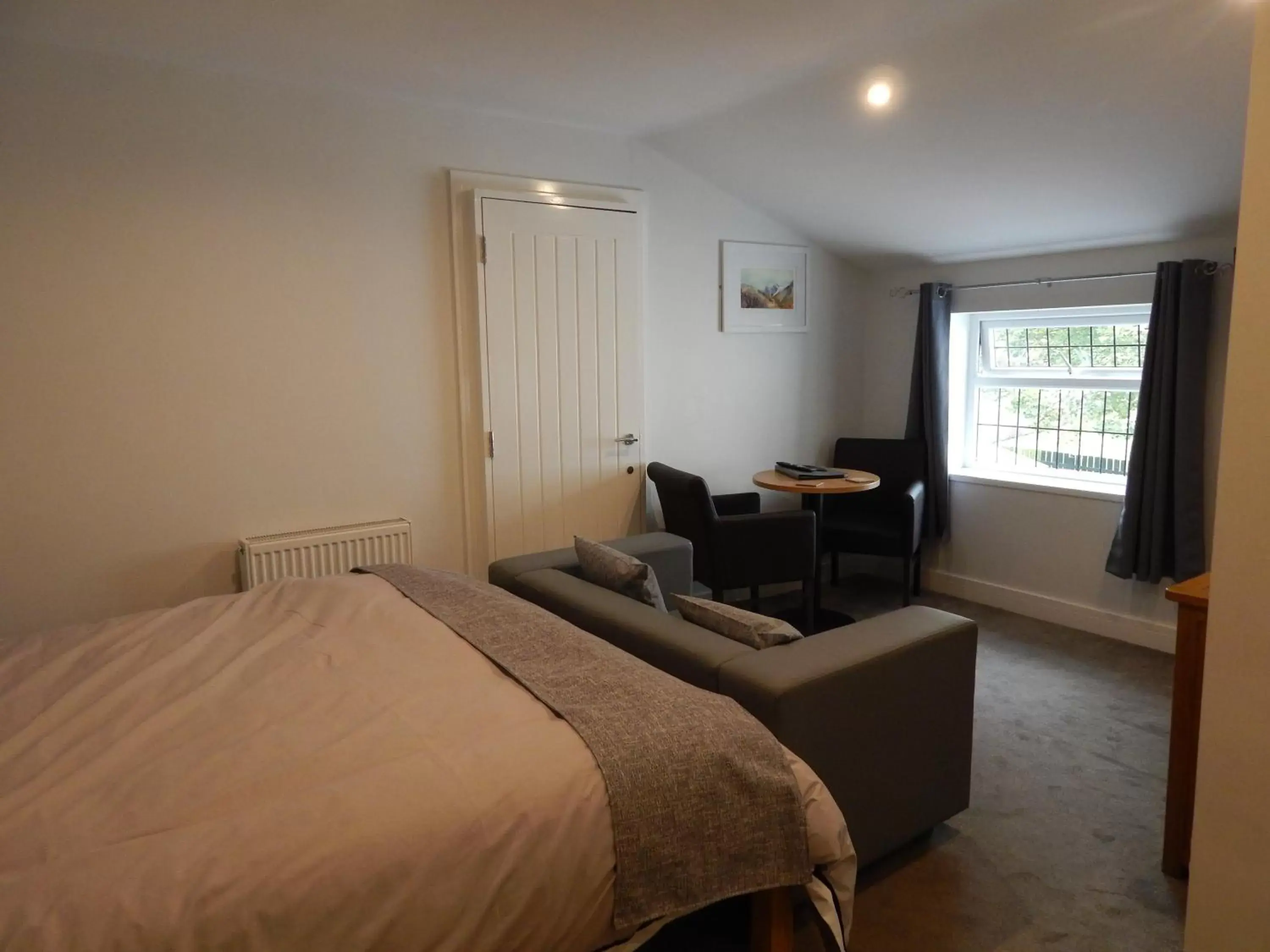 Seating area, TV/Entertainment Center in The Saxon Inn