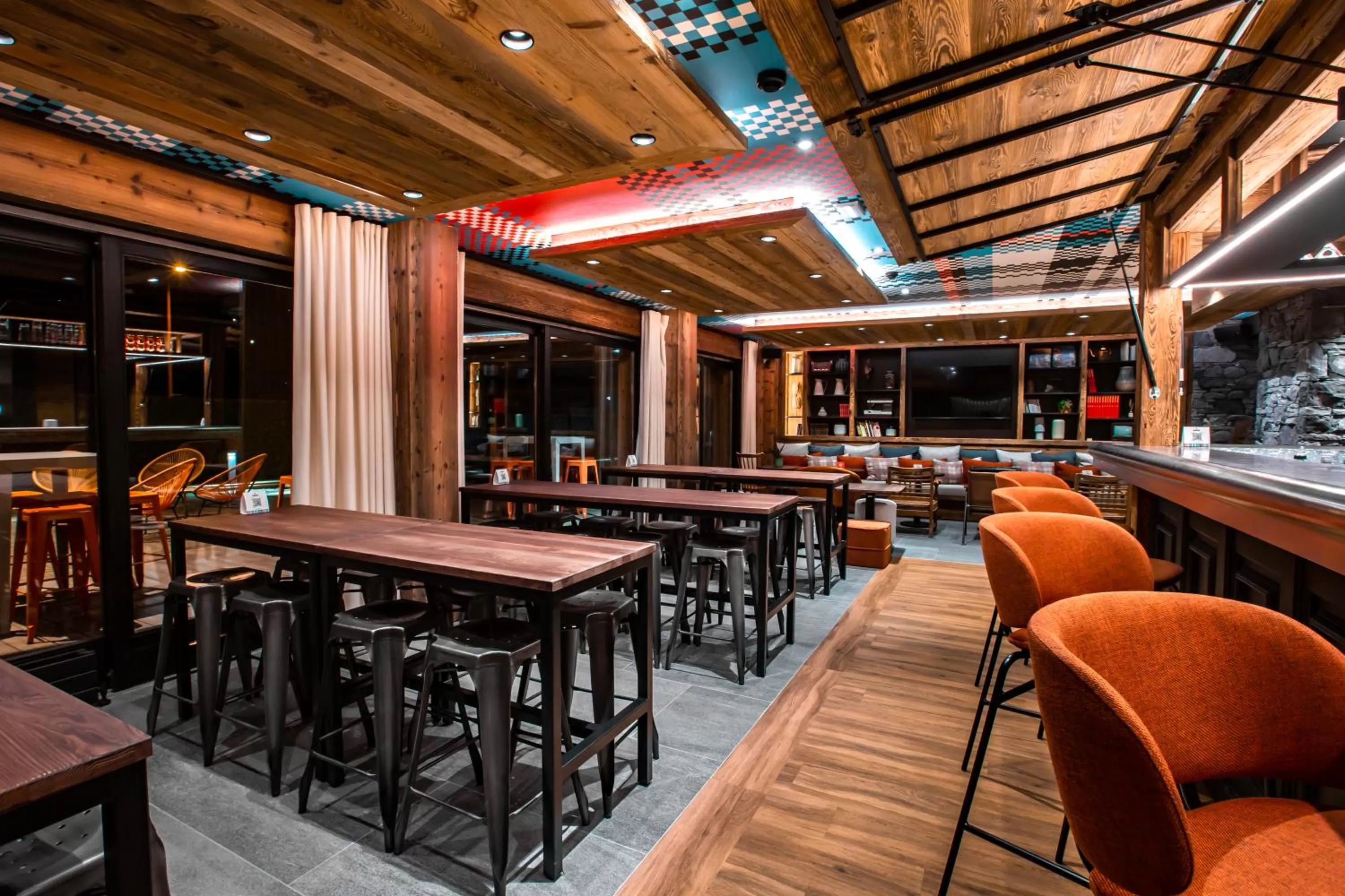 Lounge or bar in Hôtel Névé