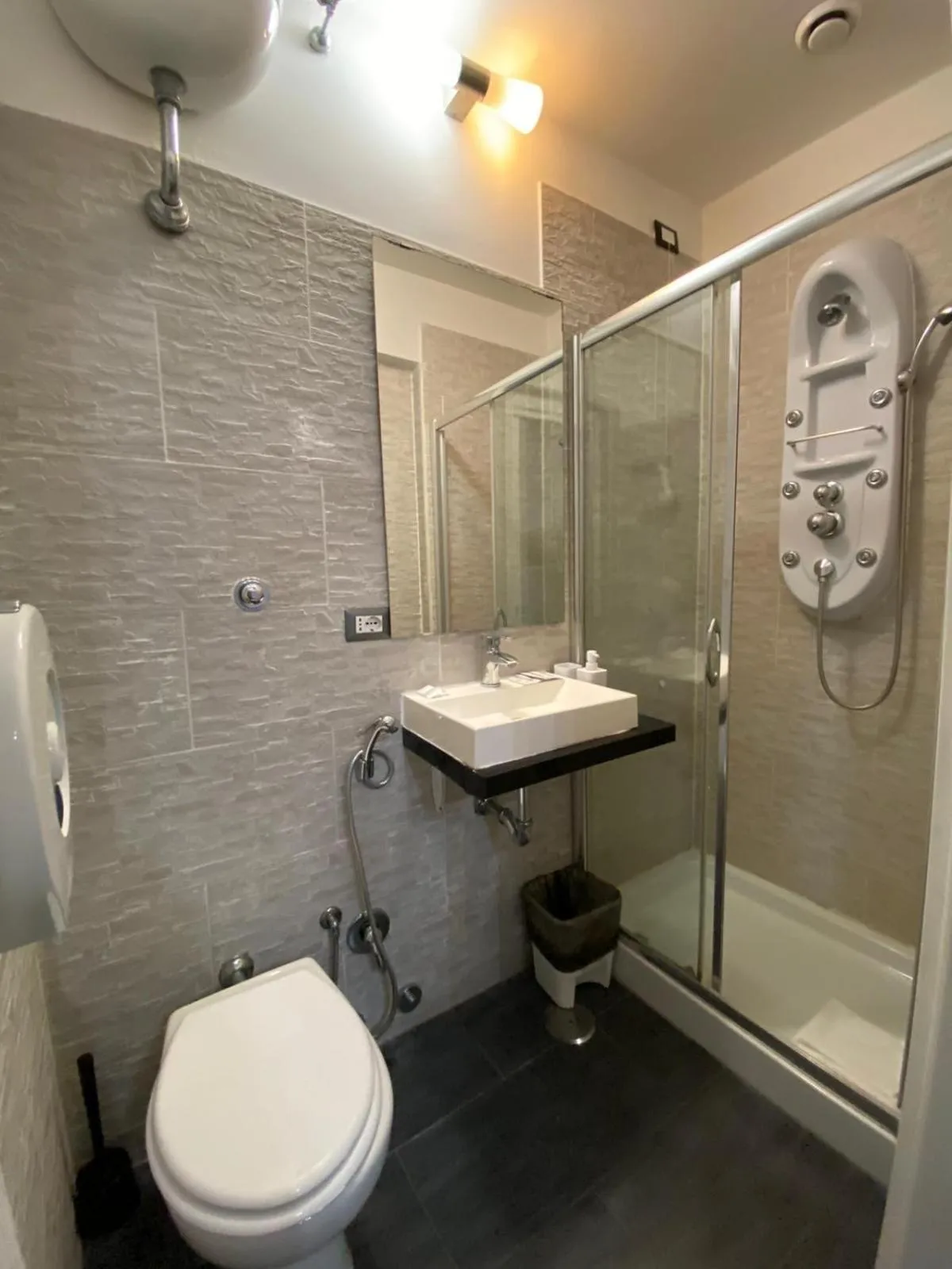 Bathroom in The Place In Rome Guest House