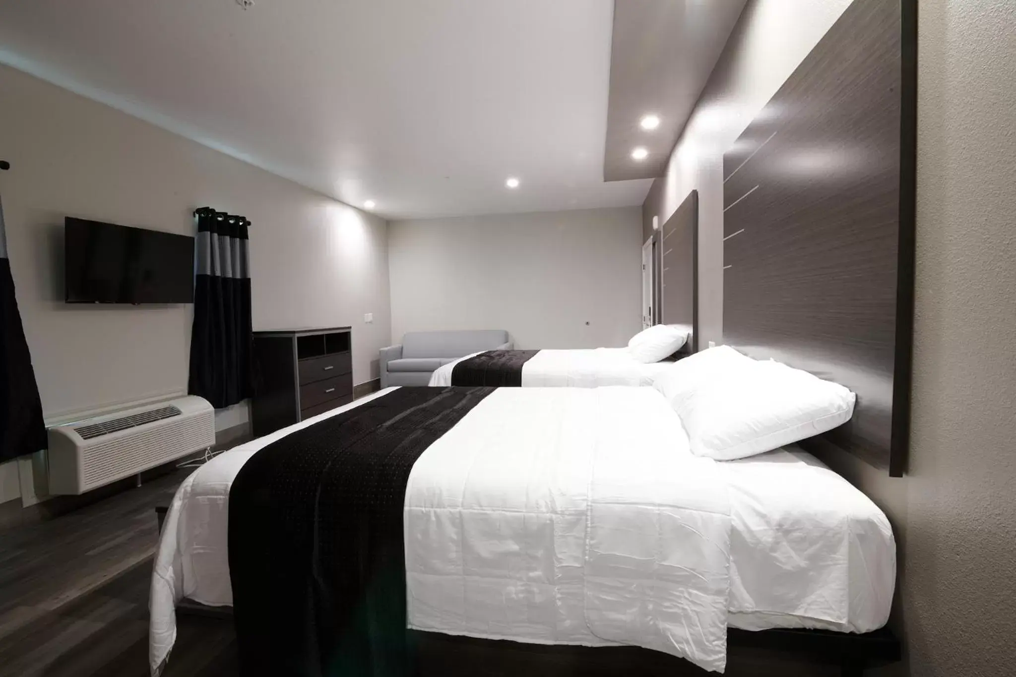 Bedroom, Bed in Crystal Inn