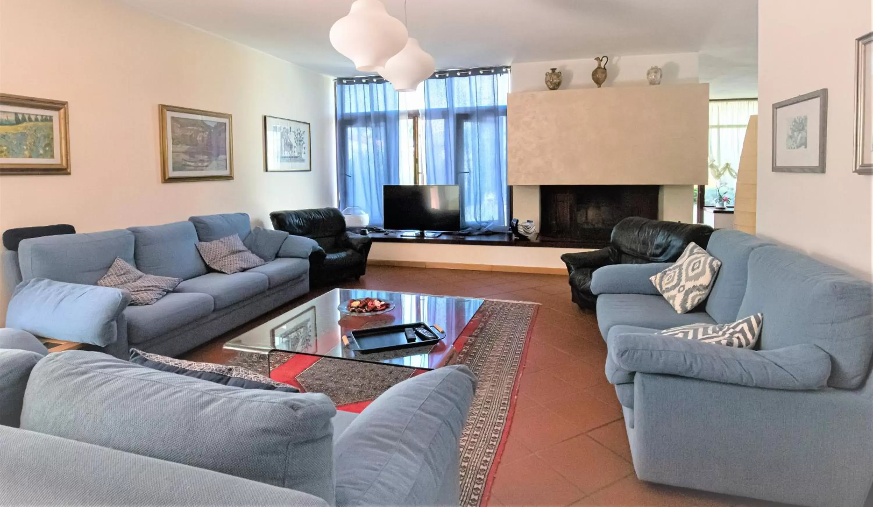 Communal lounge/ TV room, Seating Area in B&B Villa Apuana