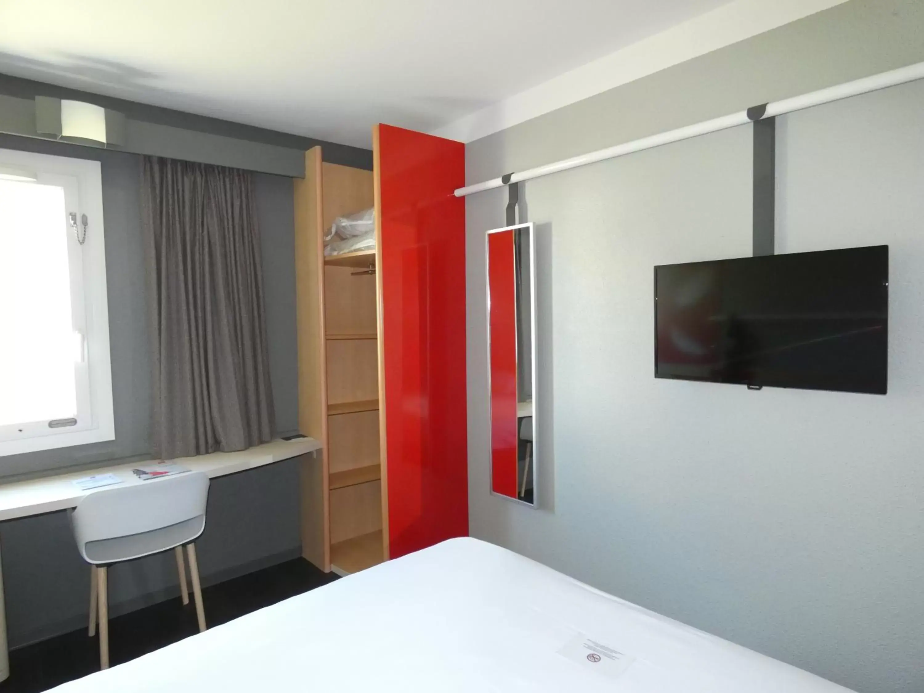 Bedroom, TV/Entertainment Center in ibis Saintes