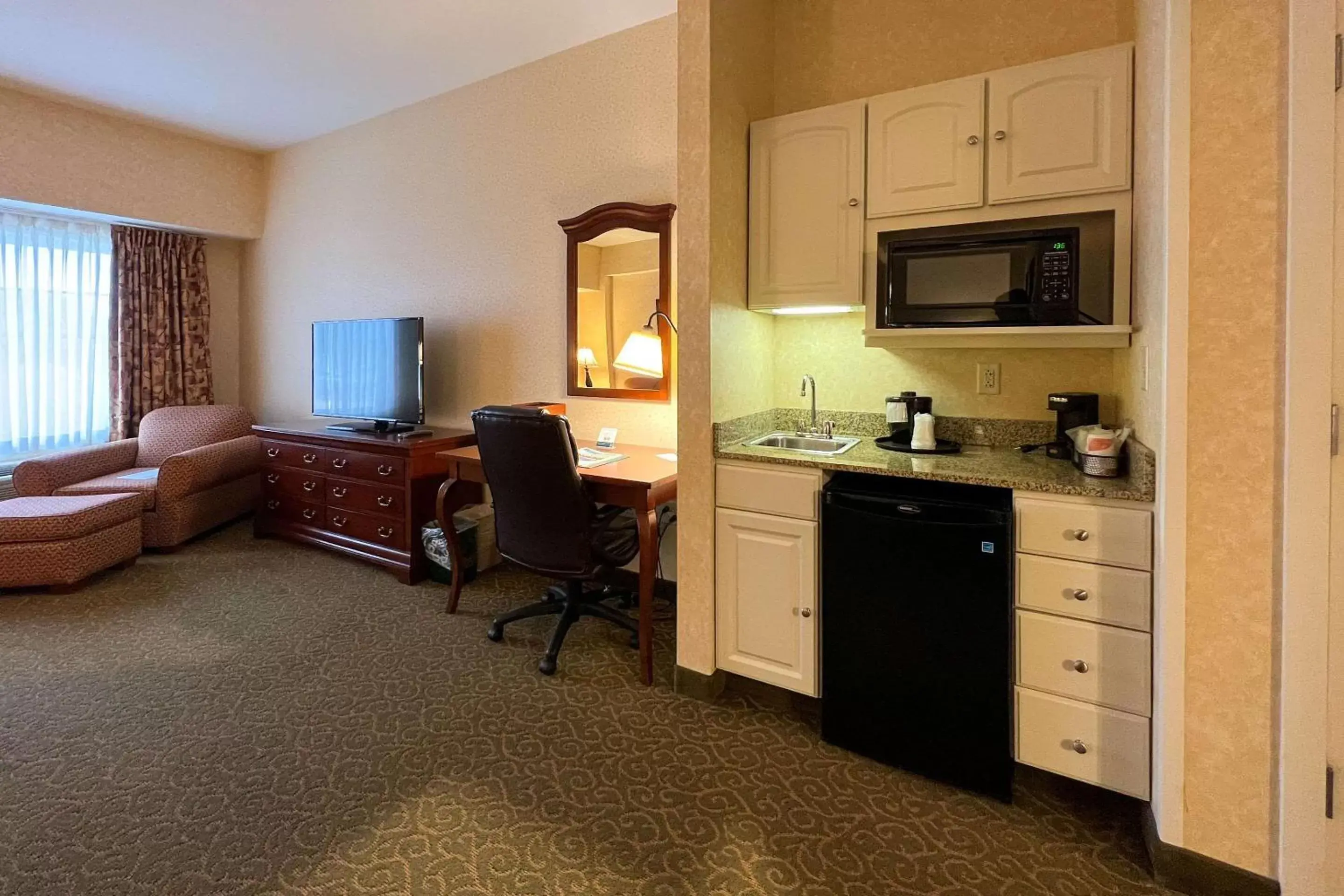 Bedroom, Kitchen/Kitchenette in Maine Evergreen Hotel, Ascend Hotel Collection