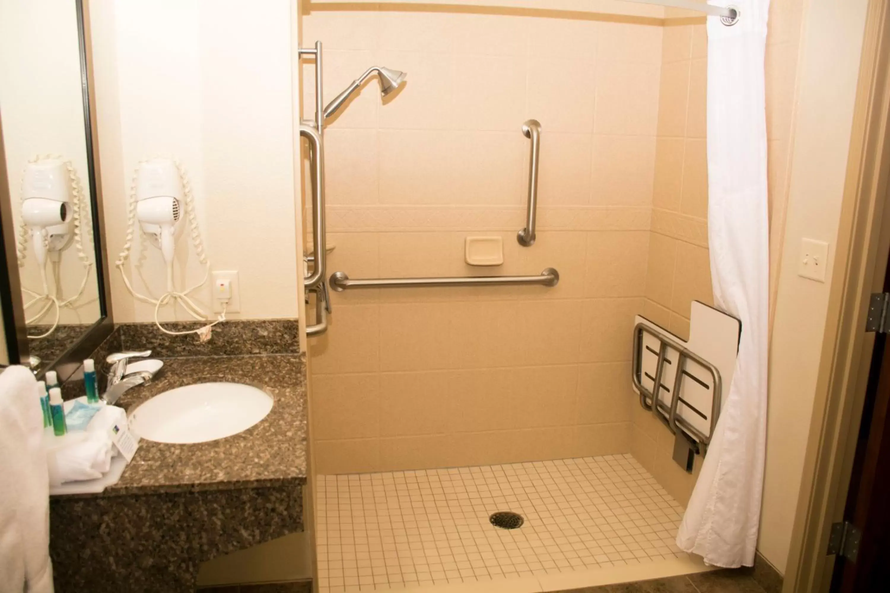 Photo of the whole room, Bathroom in Holiday Inn Express & Suites - Mason City, an IHG Hotel