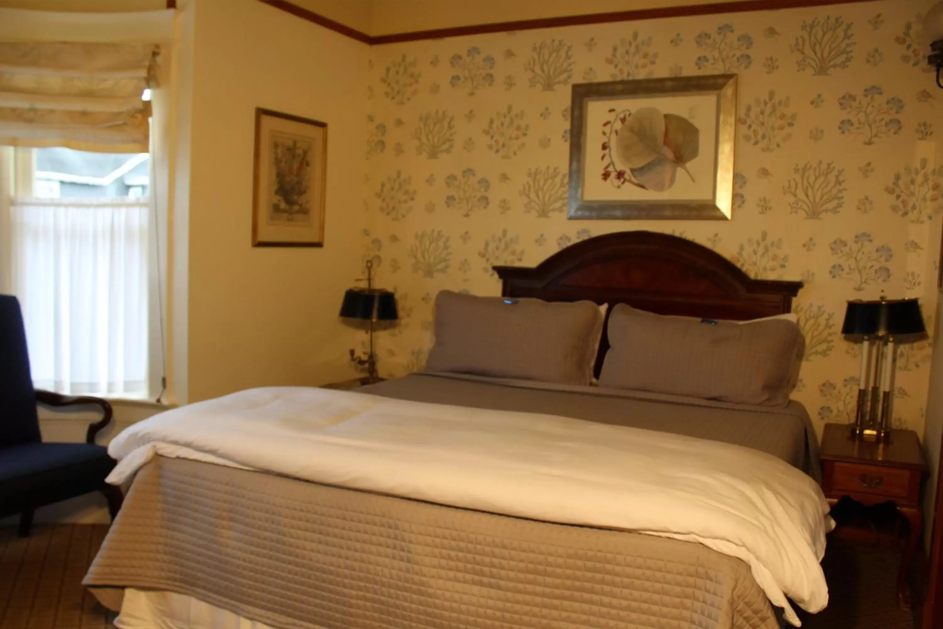 Bed in Pacific Grove Inn