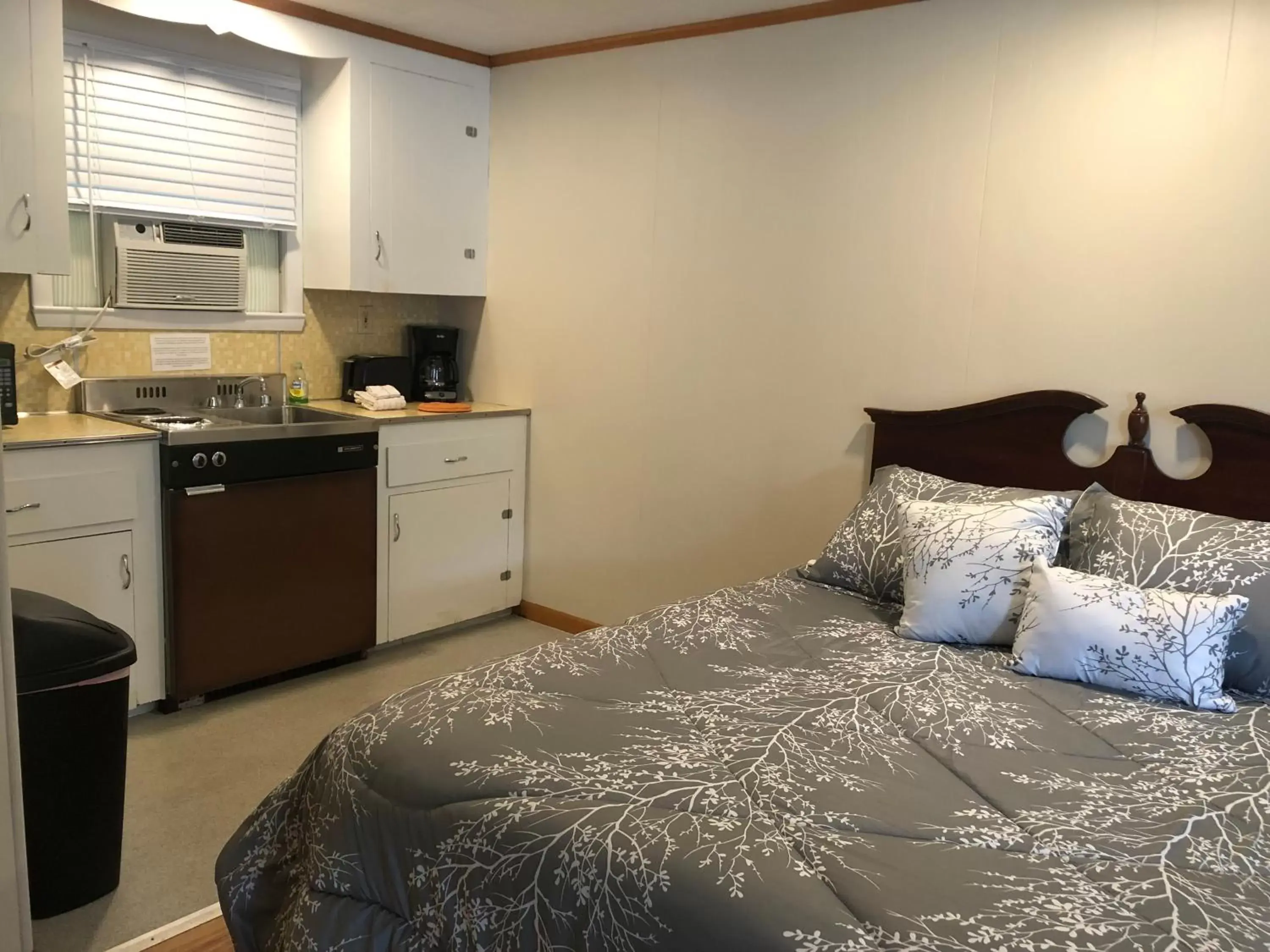 Kitchen or kitchenette, Bed in Marcotte Motor Court