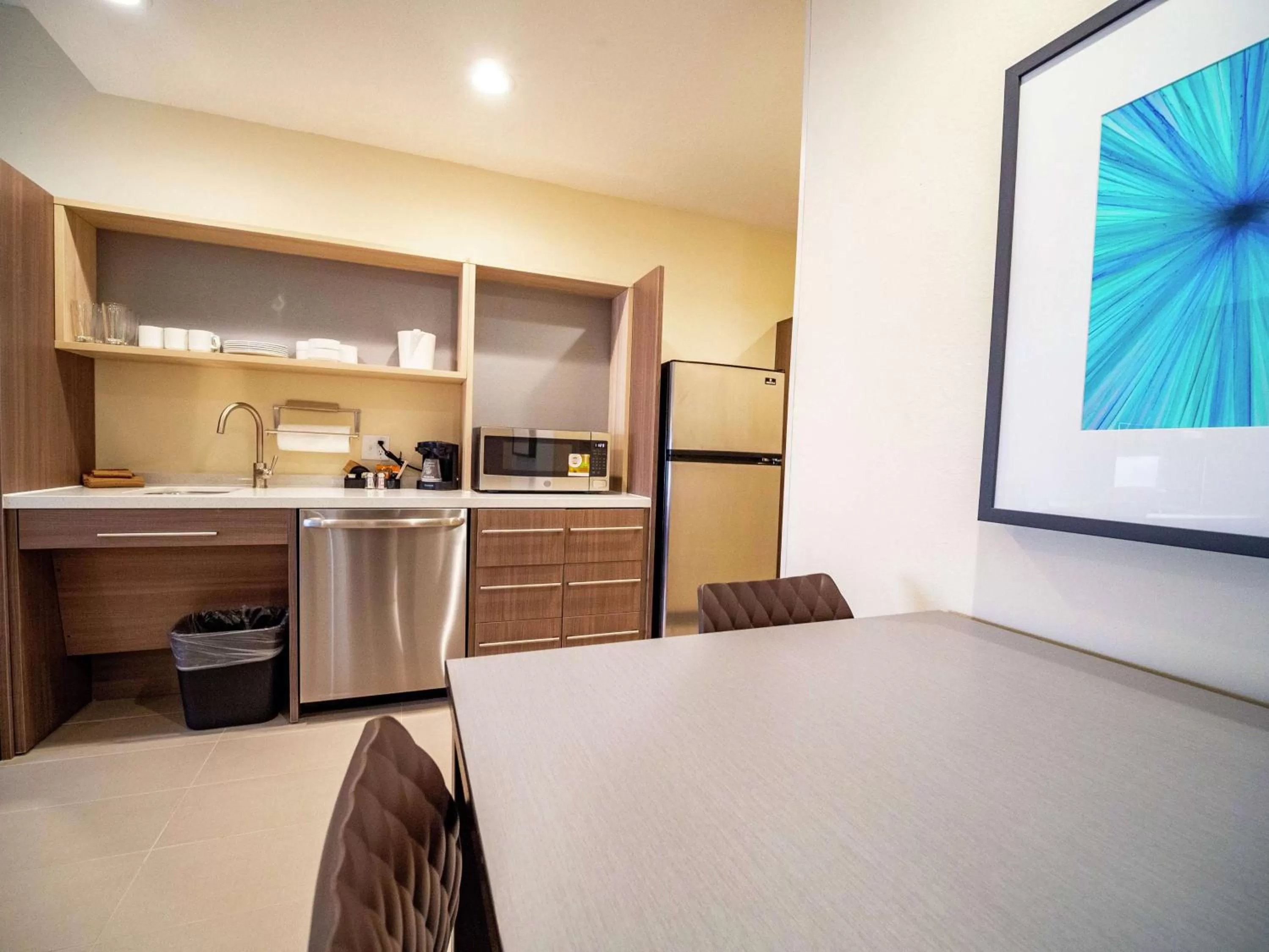 Kitchen or kitchenette, Bed in Home2 Suites By Hilton Oklahoma City Nw Expressway