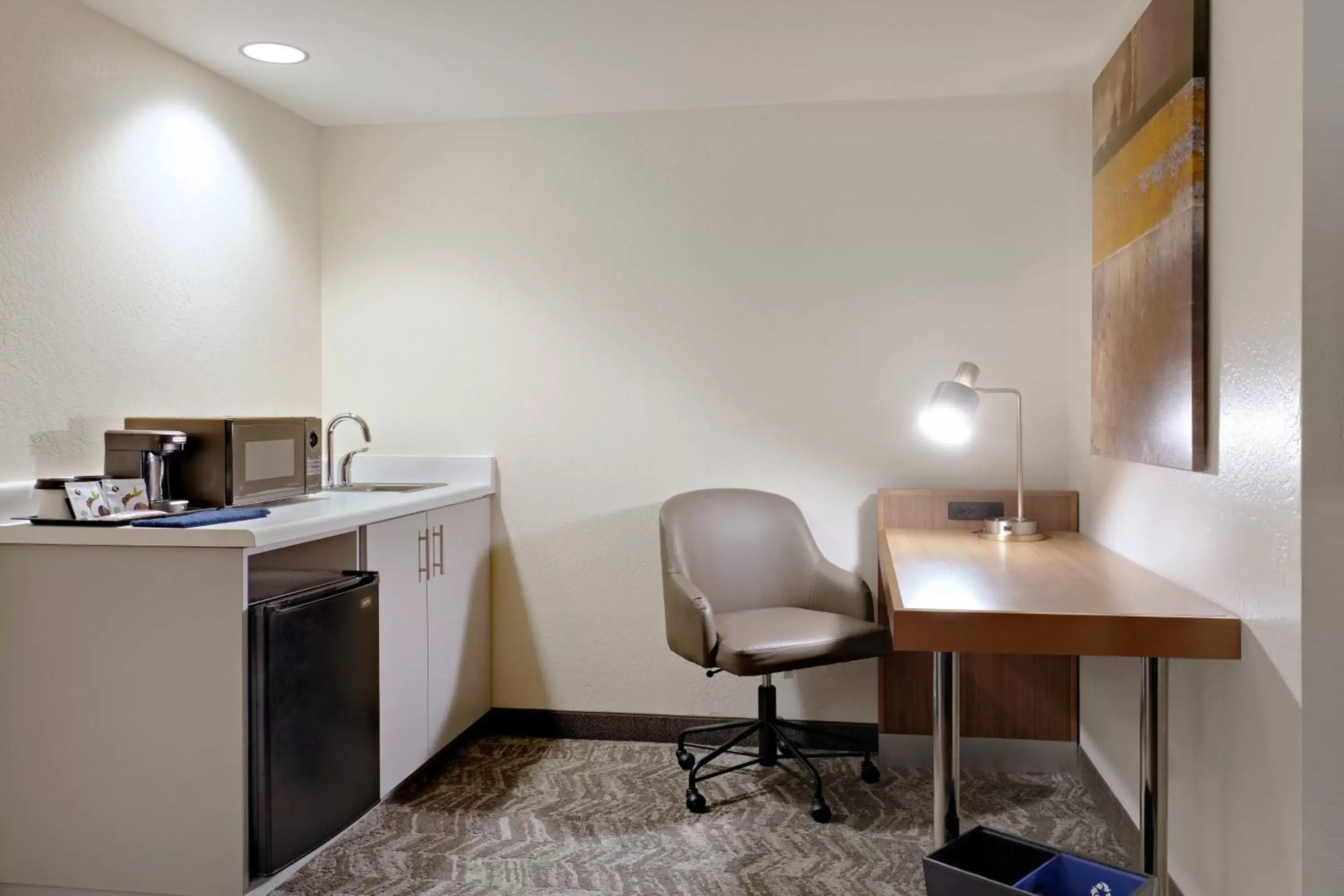 Photo of the whole room, Kitchen/Kitchenette in SpringHill Suites Phoenix Glendale/Peoria