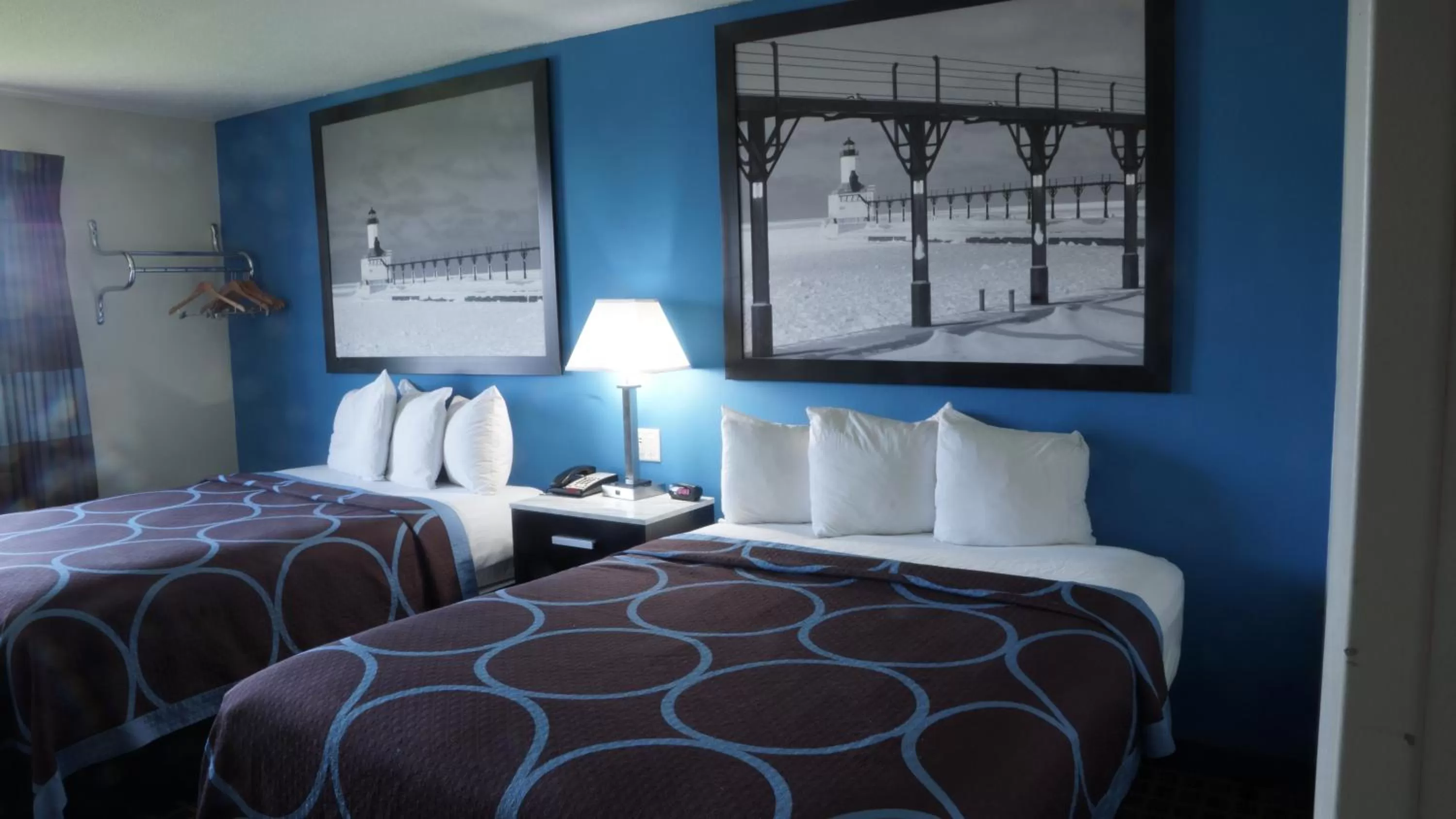 Bed in Rodeway Inn Elkhart