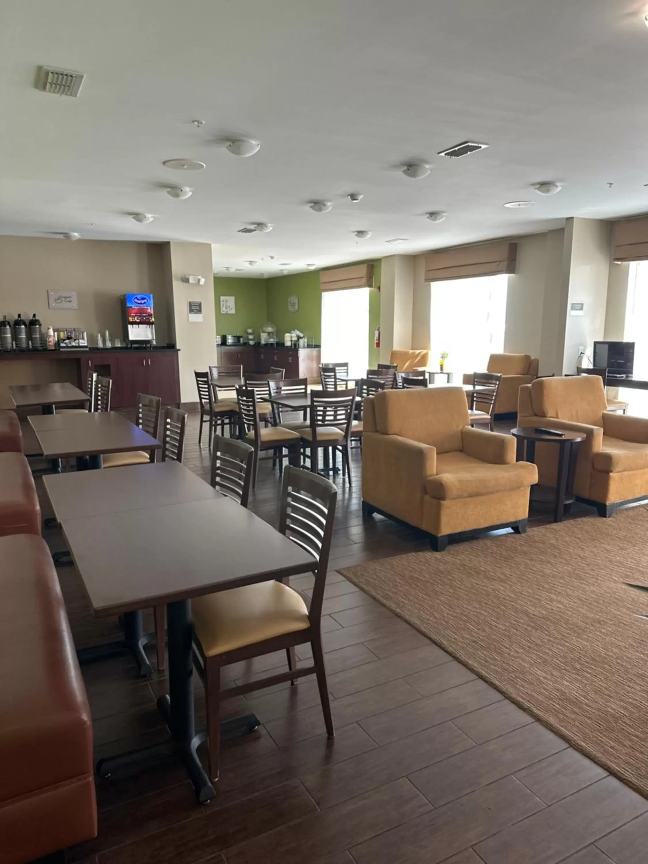 Seating area, Restaurant/Places to Eat in Sleep Inn & Suites Gulfport