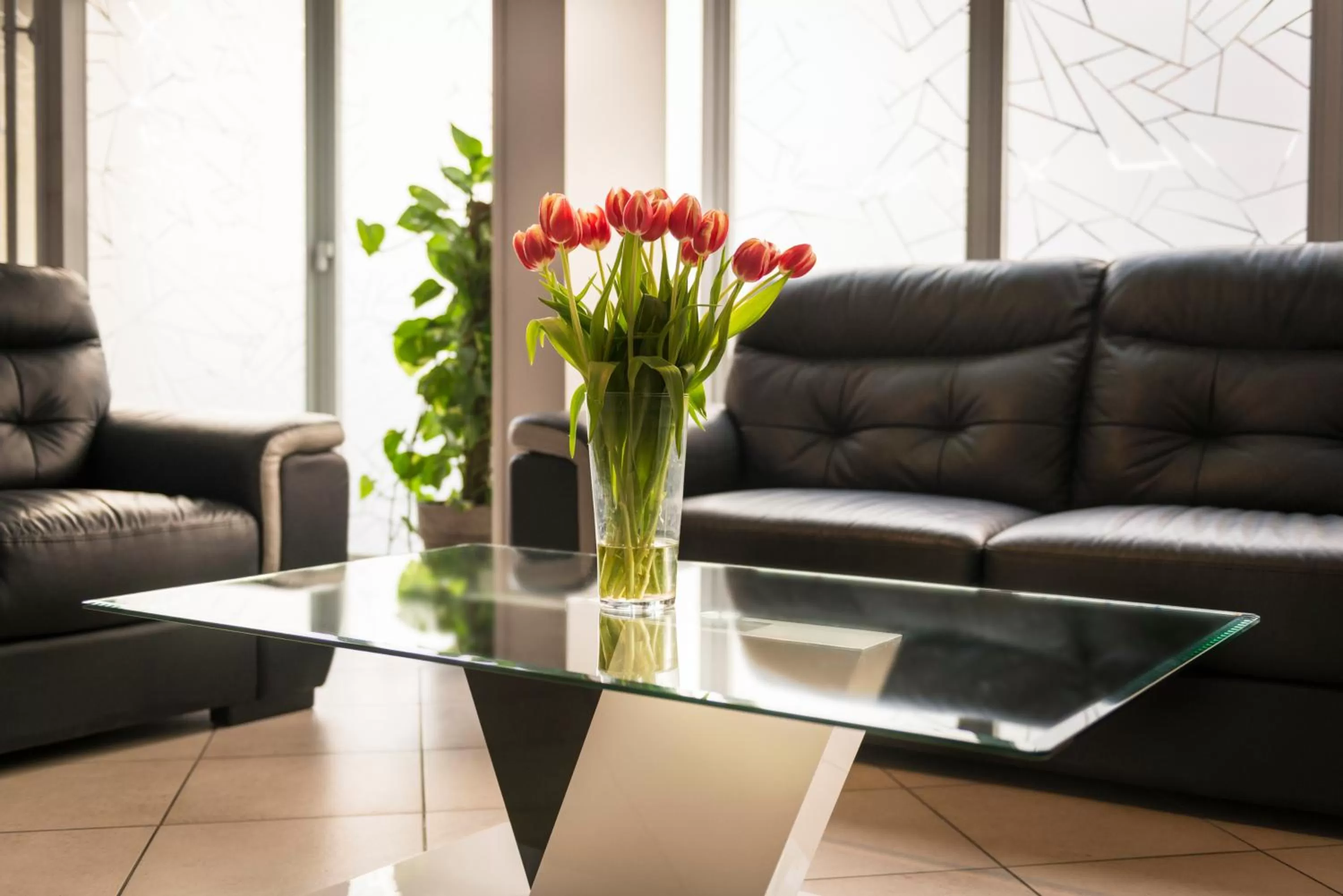 Communal lounge/ TV room in Hôtel Eiffel XV