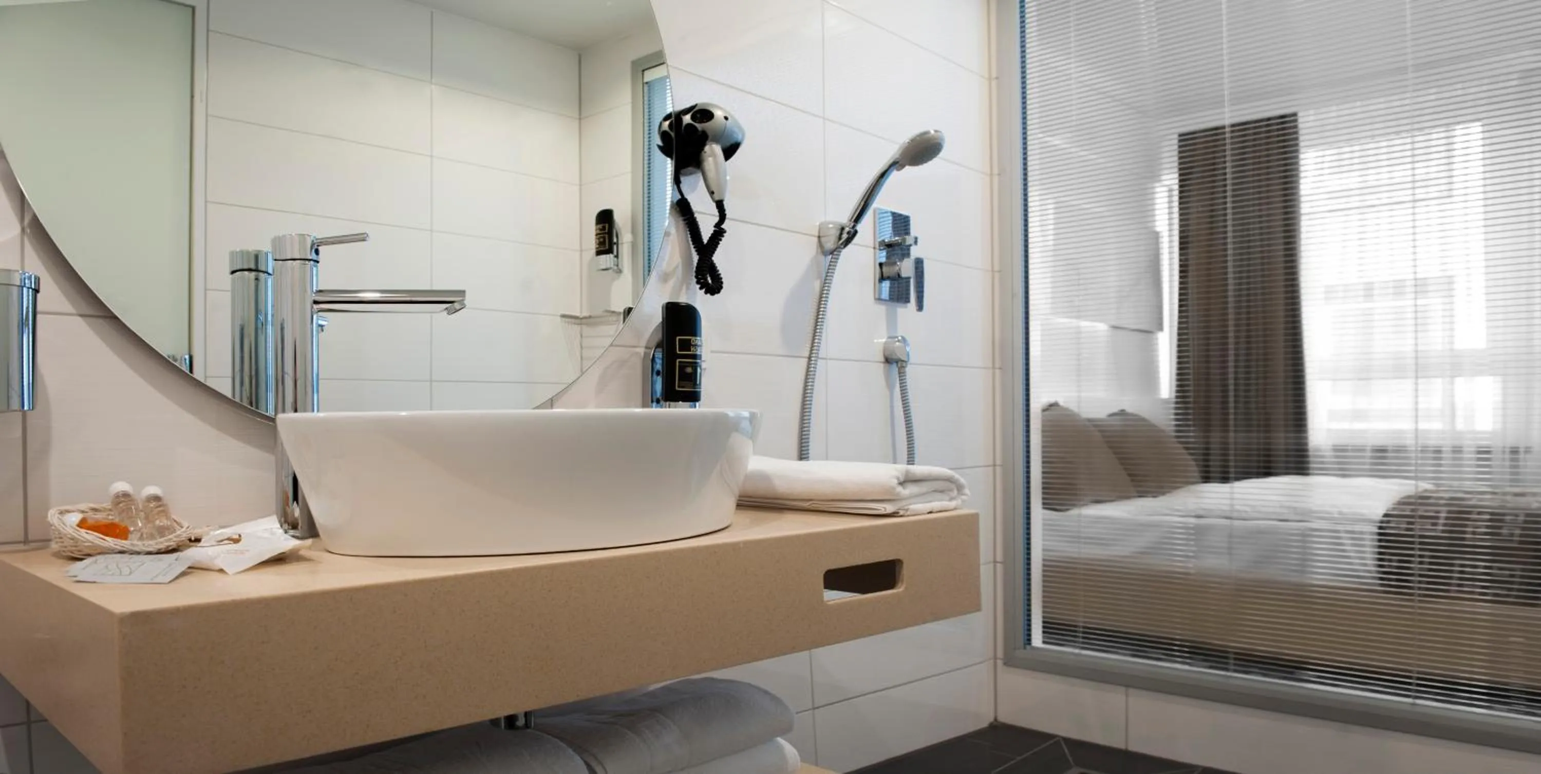 Bathroom, Bed in Hotel Bayer's