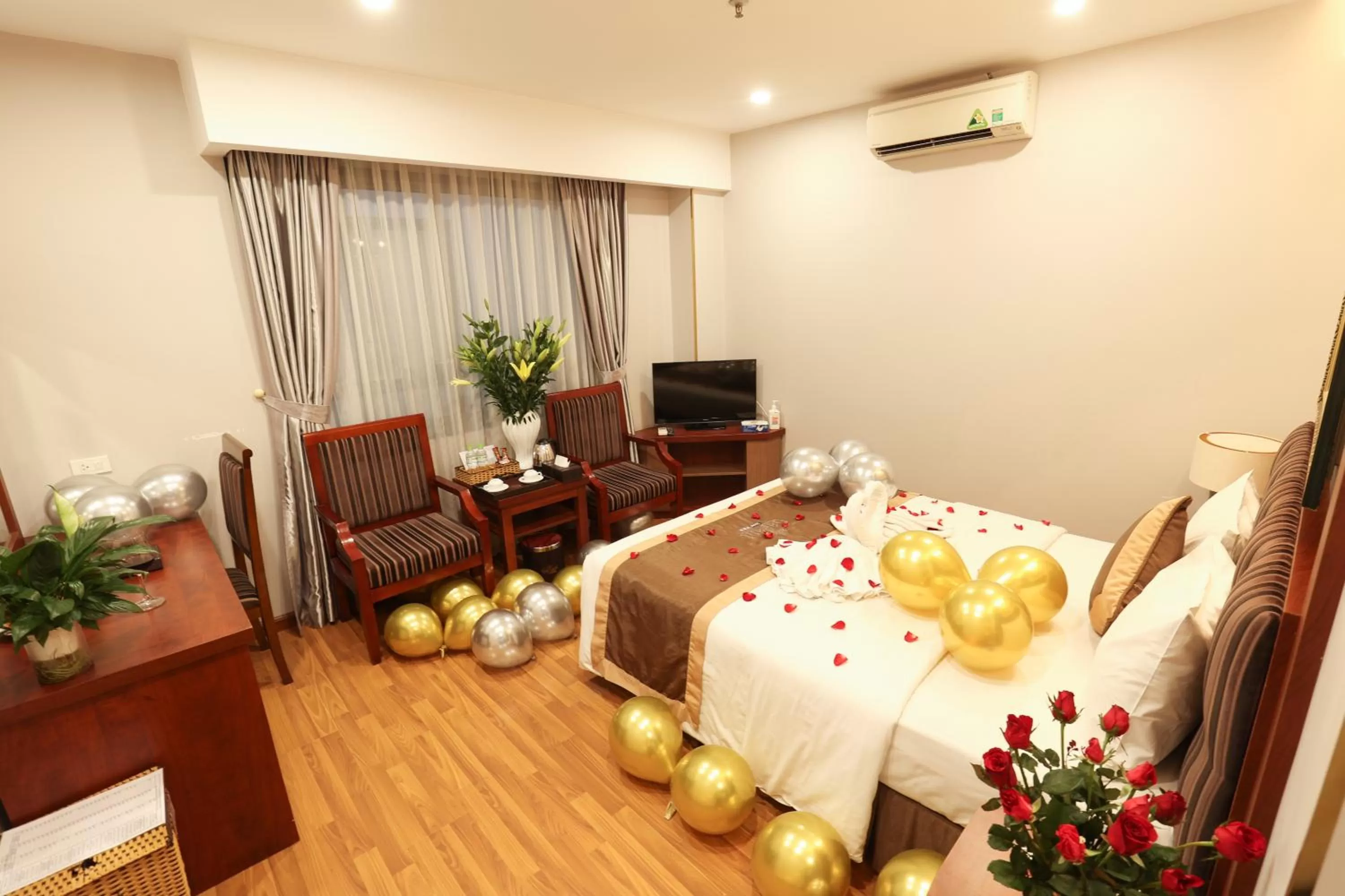 Communal lounge/ TV room, Bed in Gallant Hotel