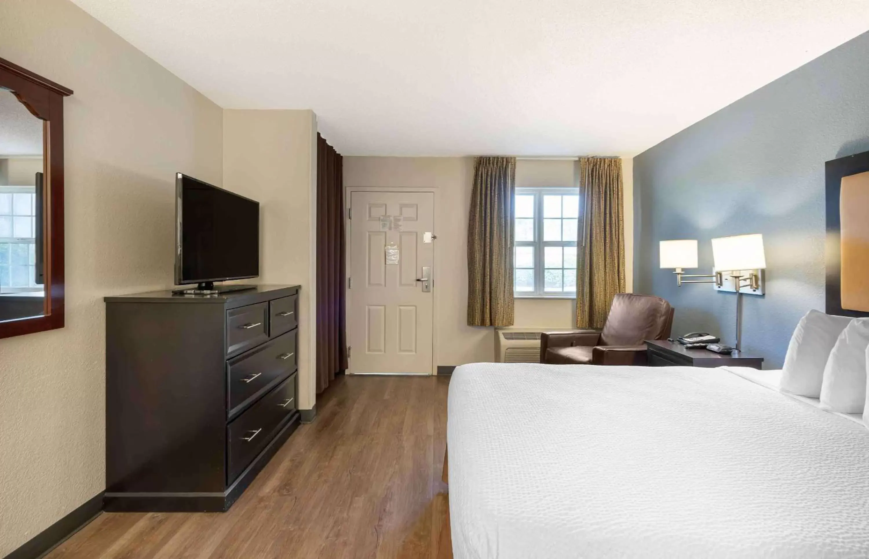 Bedroom, TV/Entertainment Center in Extended Stay America Suites - Chesapeake - Crossways Blvd